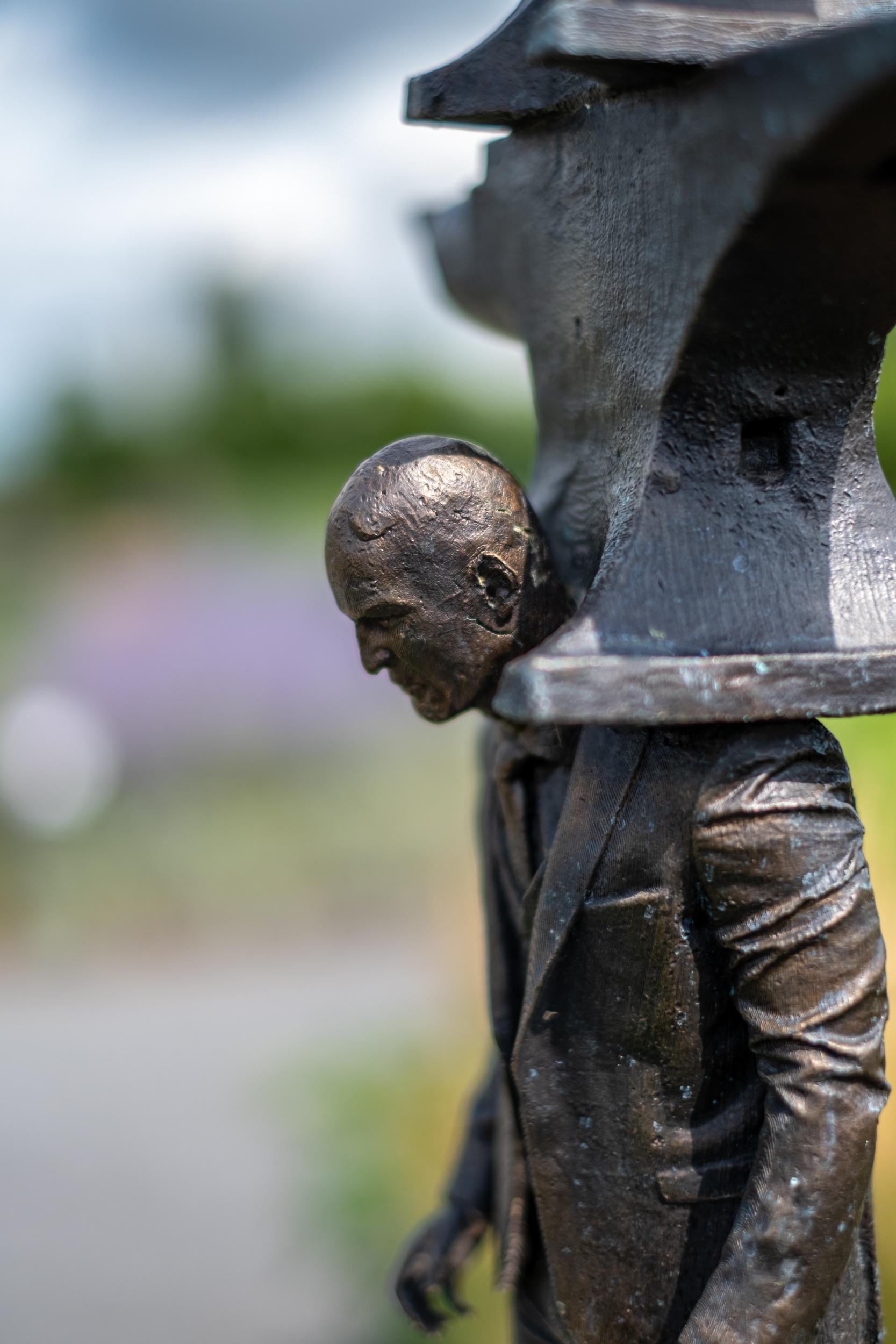 Una acumulación de experiencias - escultura figurativa, de bronce, para exteriores en venta 8