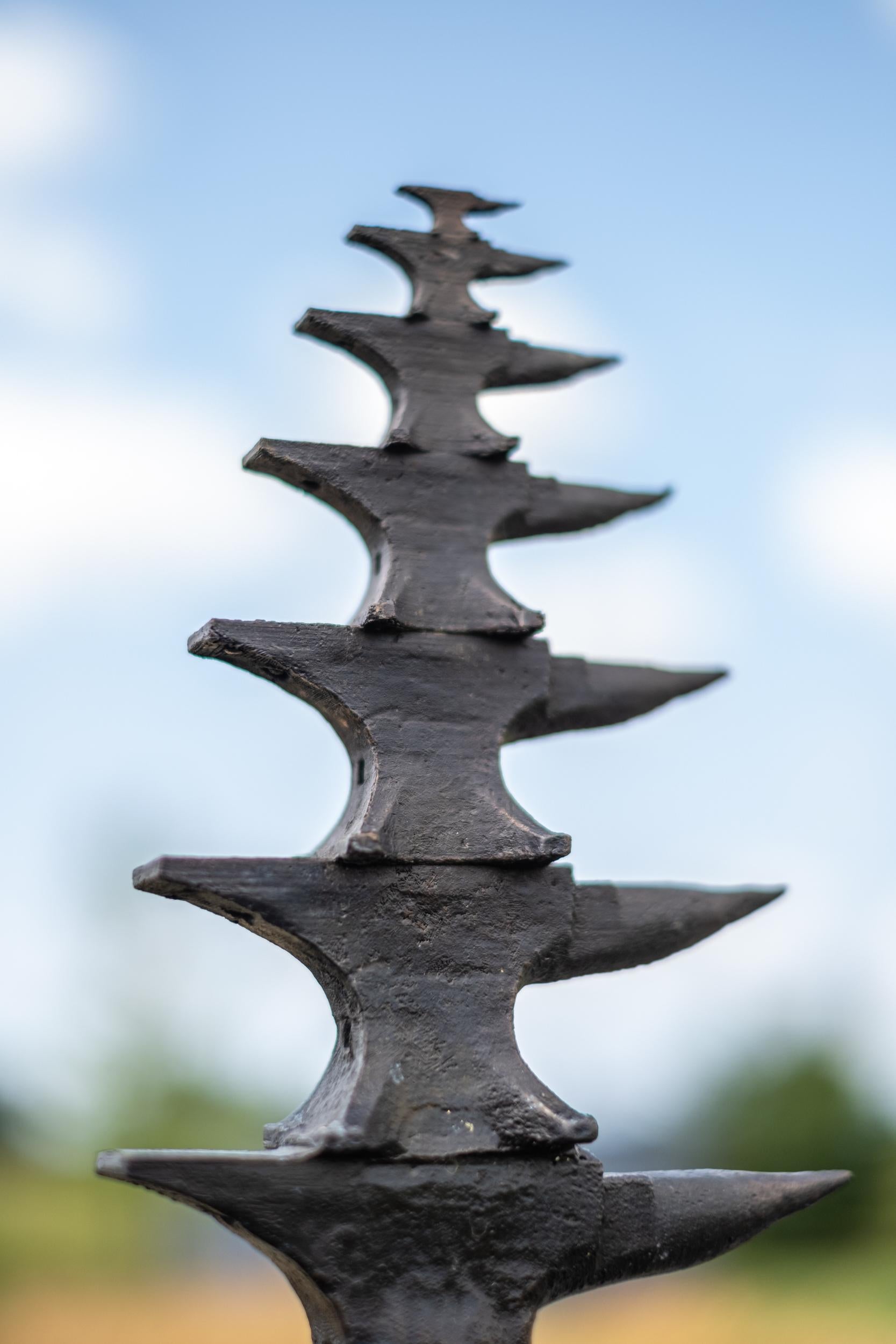 Una acumulación de experiencias - escultura figurativa, de bronce, para exteriores en venta 9