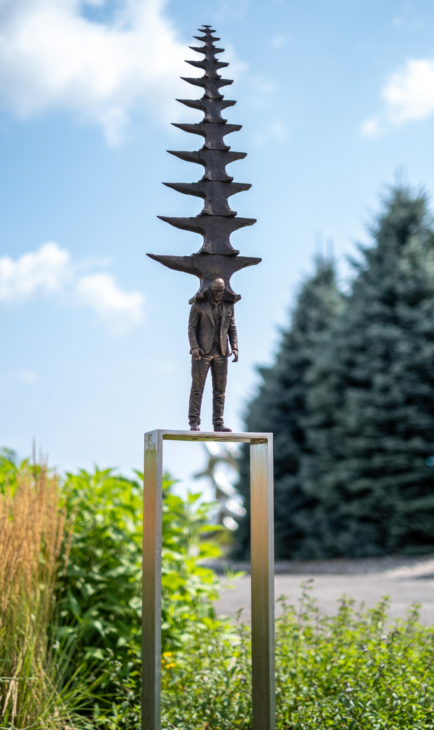 Una acumulación de experiencias - escultura figurativa, de bronce, para exteriores en venta 3