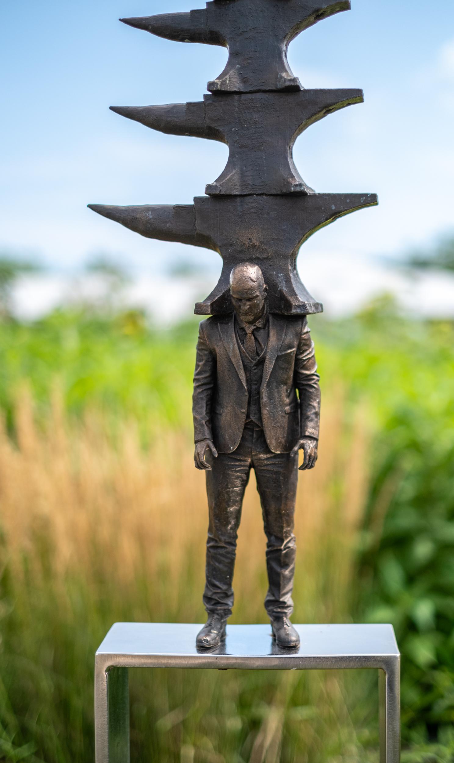 Una acumulación de experiencias - escultura figurativa, de bronce, para exteriores en venta 4
