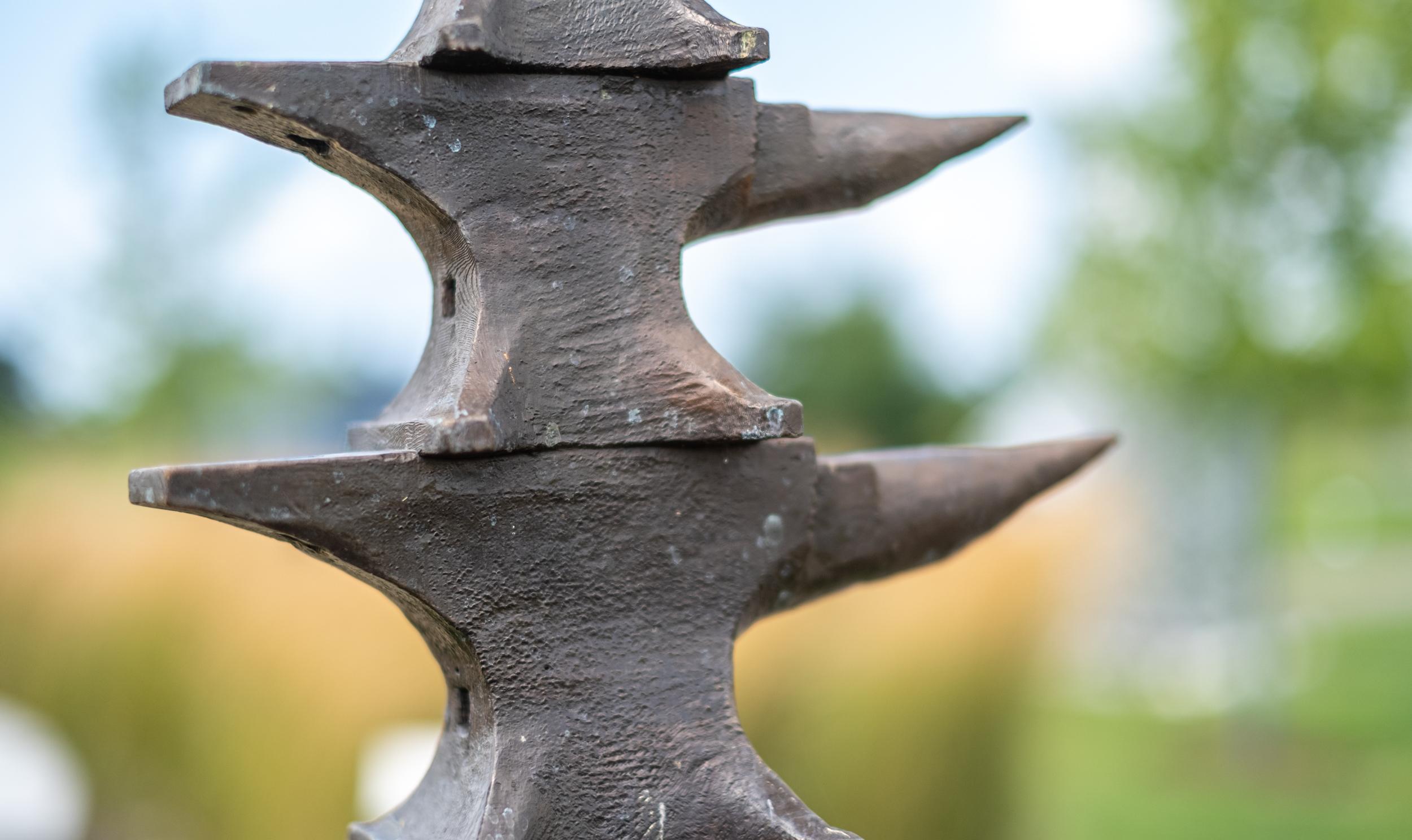 Una acumulación de experiencias - escultura figurativa, de bronce, para exteriores en venta 5