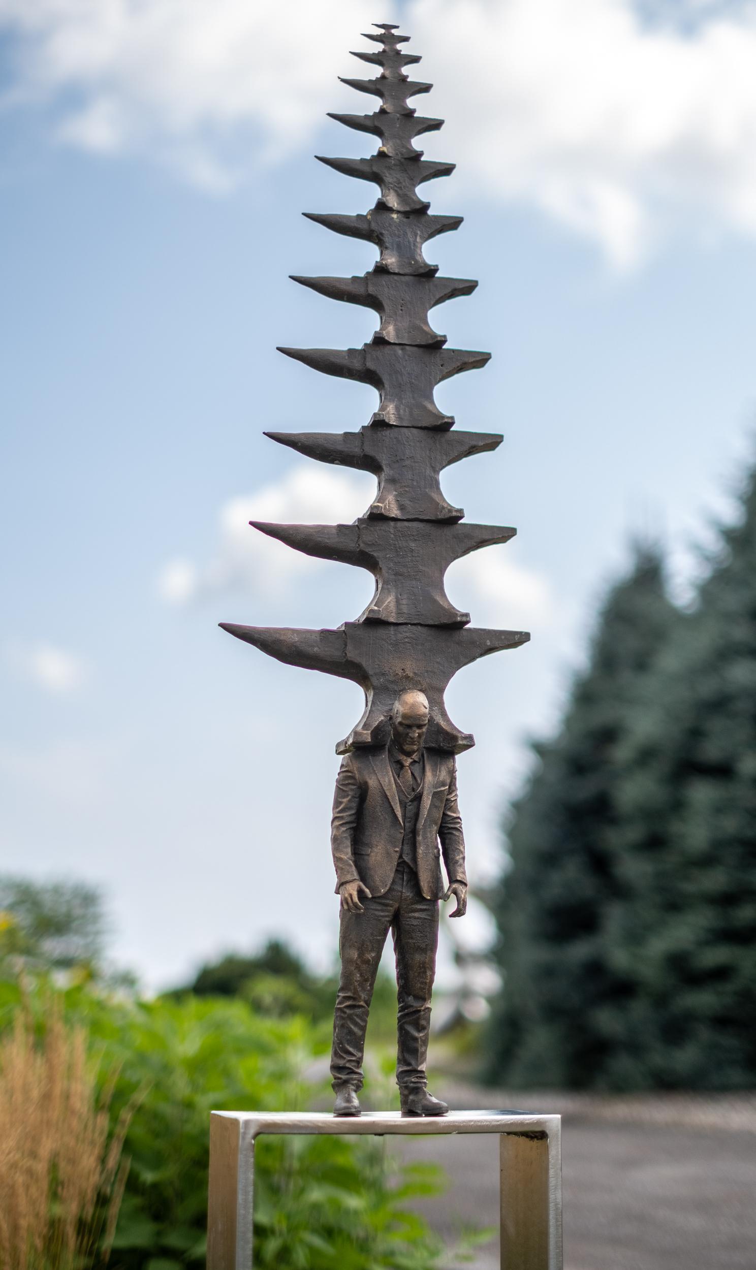 Una acumulación de experiencias - escultura figurativa, de bronce, para exteriores - Sculpture de Roch Smith