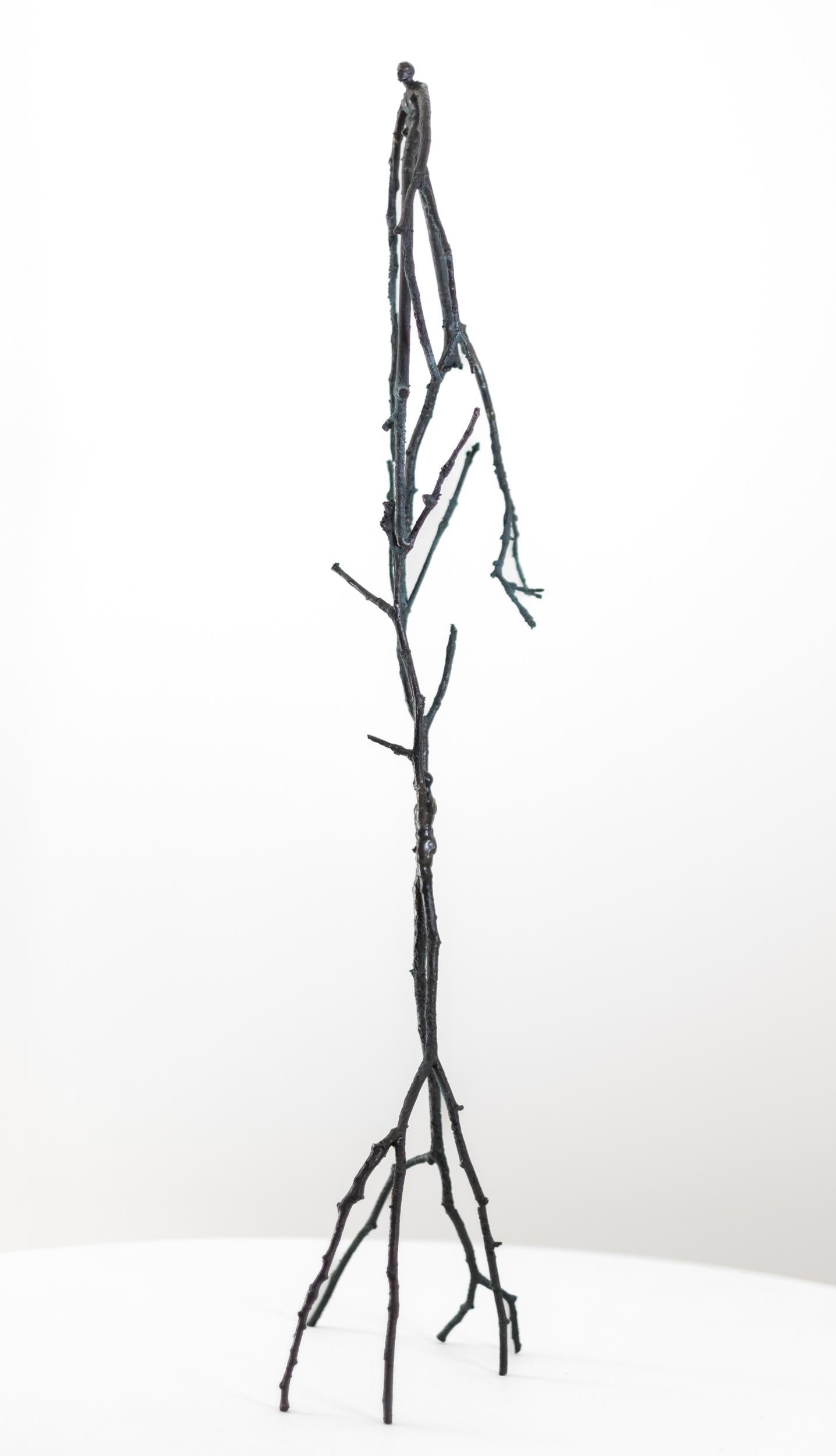 Assist - scultura da tavolo surrealista, astratta, maschile, figurativa, in bronzo - Sculpture di Roch Smith