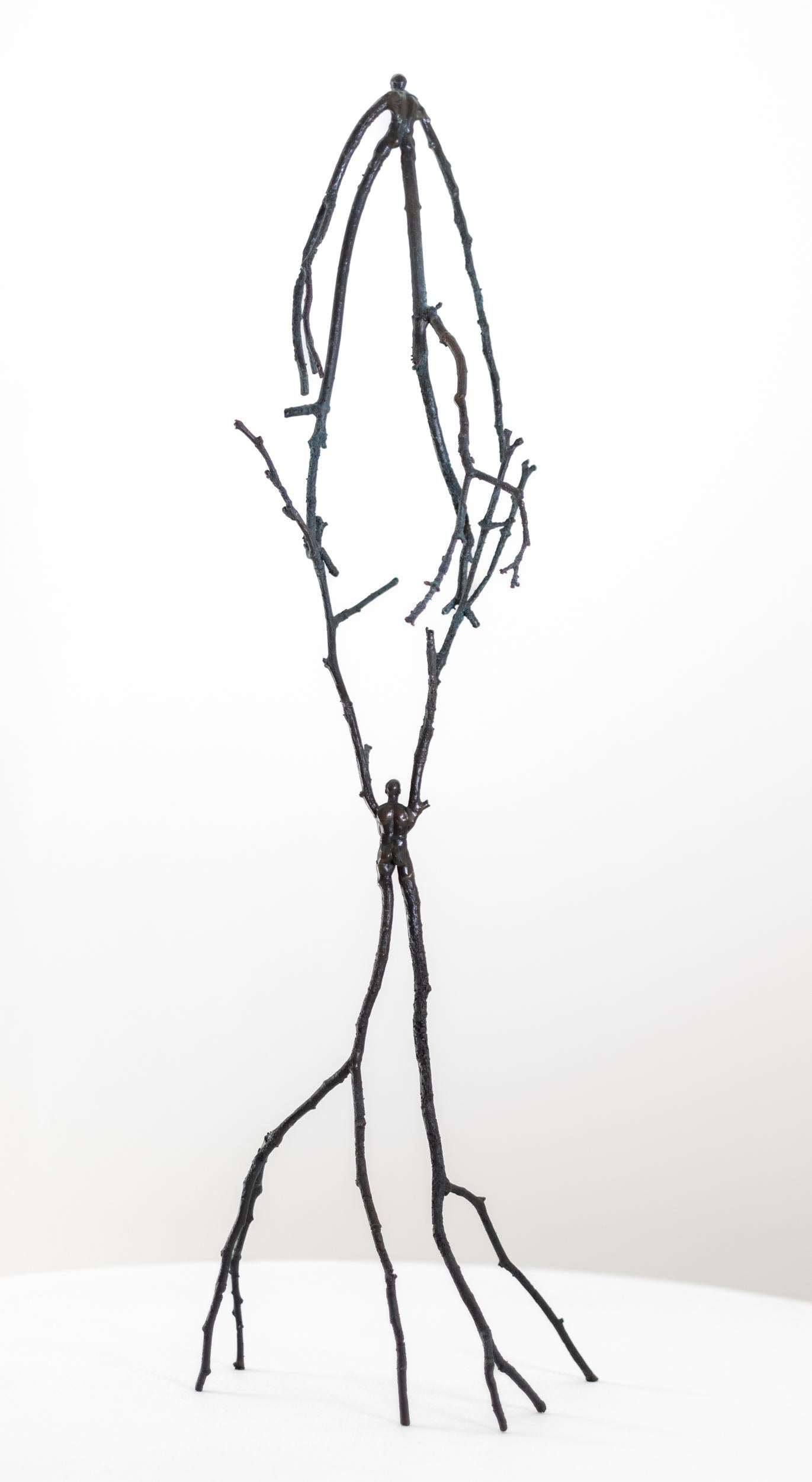 Assist - scultura da tavolo surrealista, astratta, maschile, figurativa, in bronzo - Sculpture Contemporaneo di Roch Smith