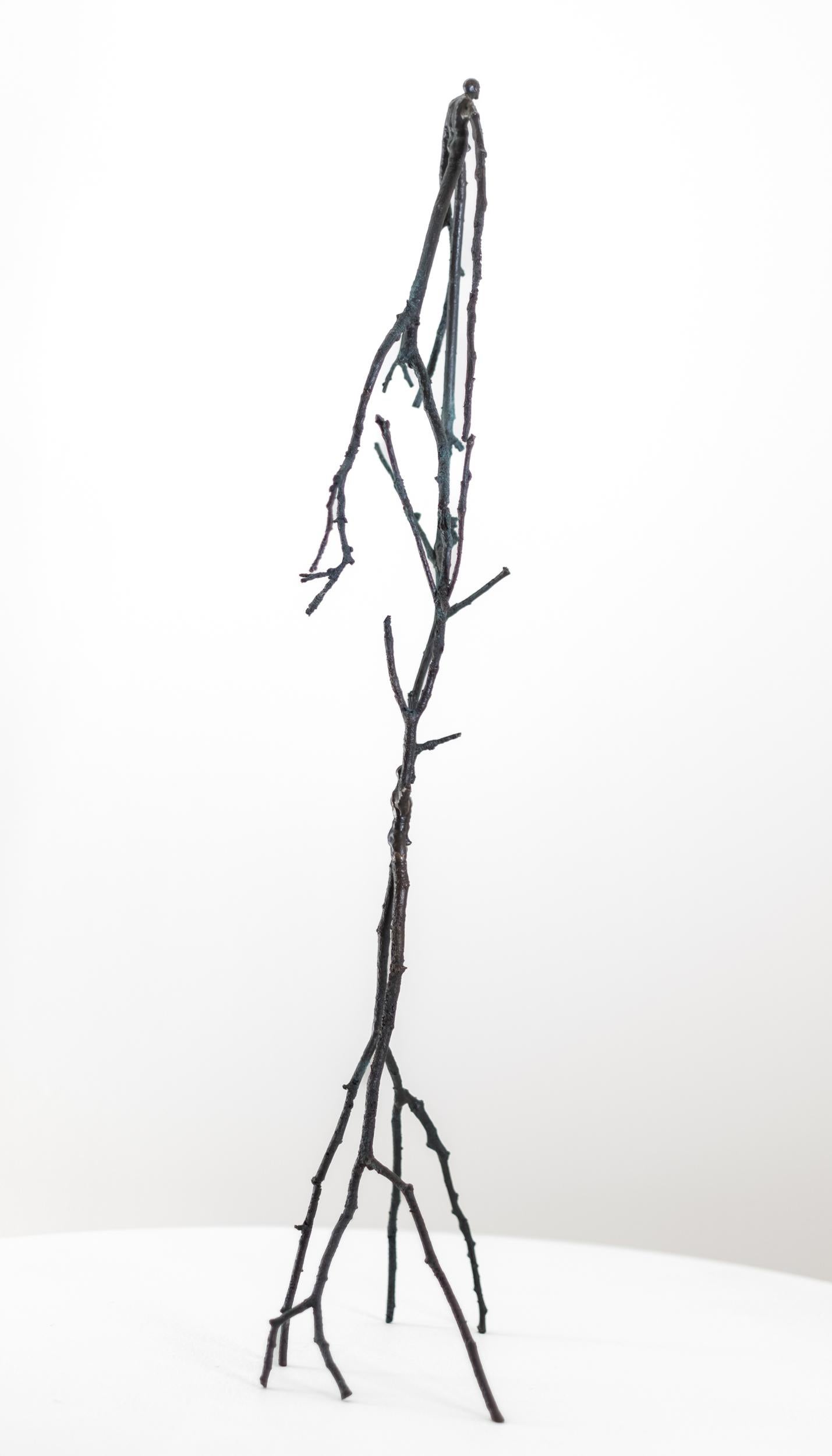 Assist - scultura da tavolo surrealista, astratta, maschile, figurativa, in bronzo - Figurative Sculpture Oro di Roch Smith
