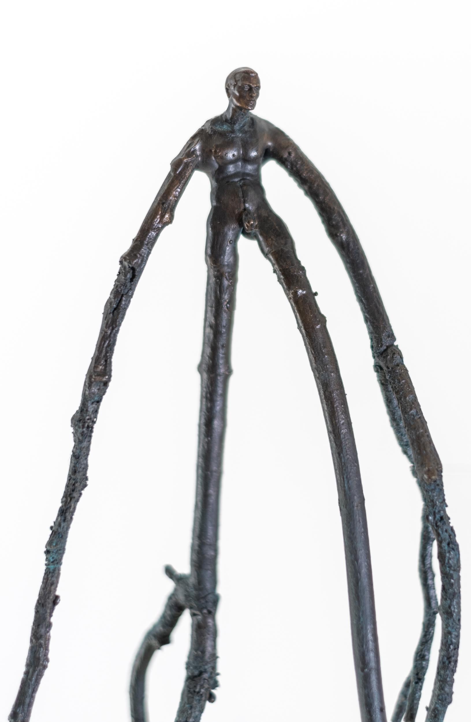 Assist - scultura da tavolo surrealista, astratta, maschile, figurativa, in bronzo in vendita 1