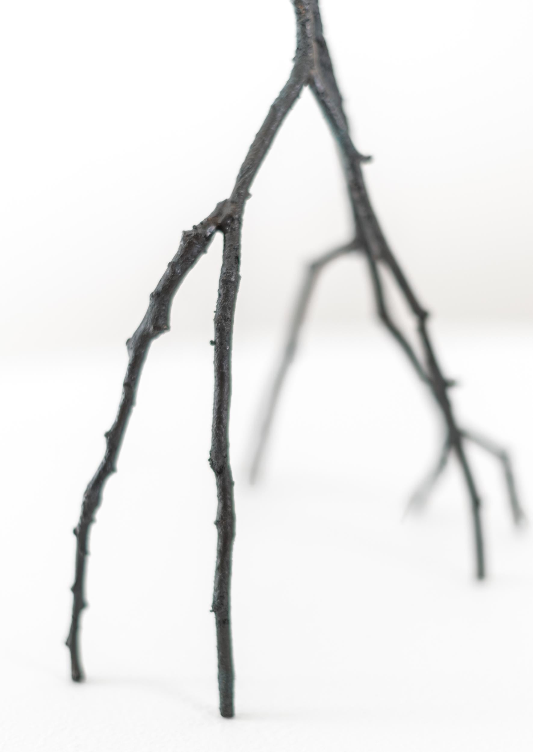 Assist - scultura da tavolo surrealista, astratta, maschile, figurativa, in bronzo in vendita 2