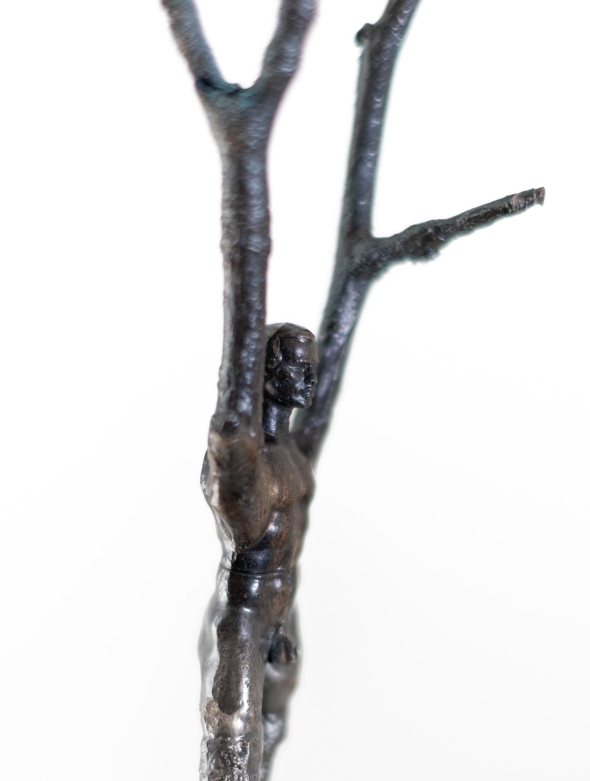 Assist - scultura da tavolo surrealista, astratta, maschile, figurativa, in bronzo in vendita 3