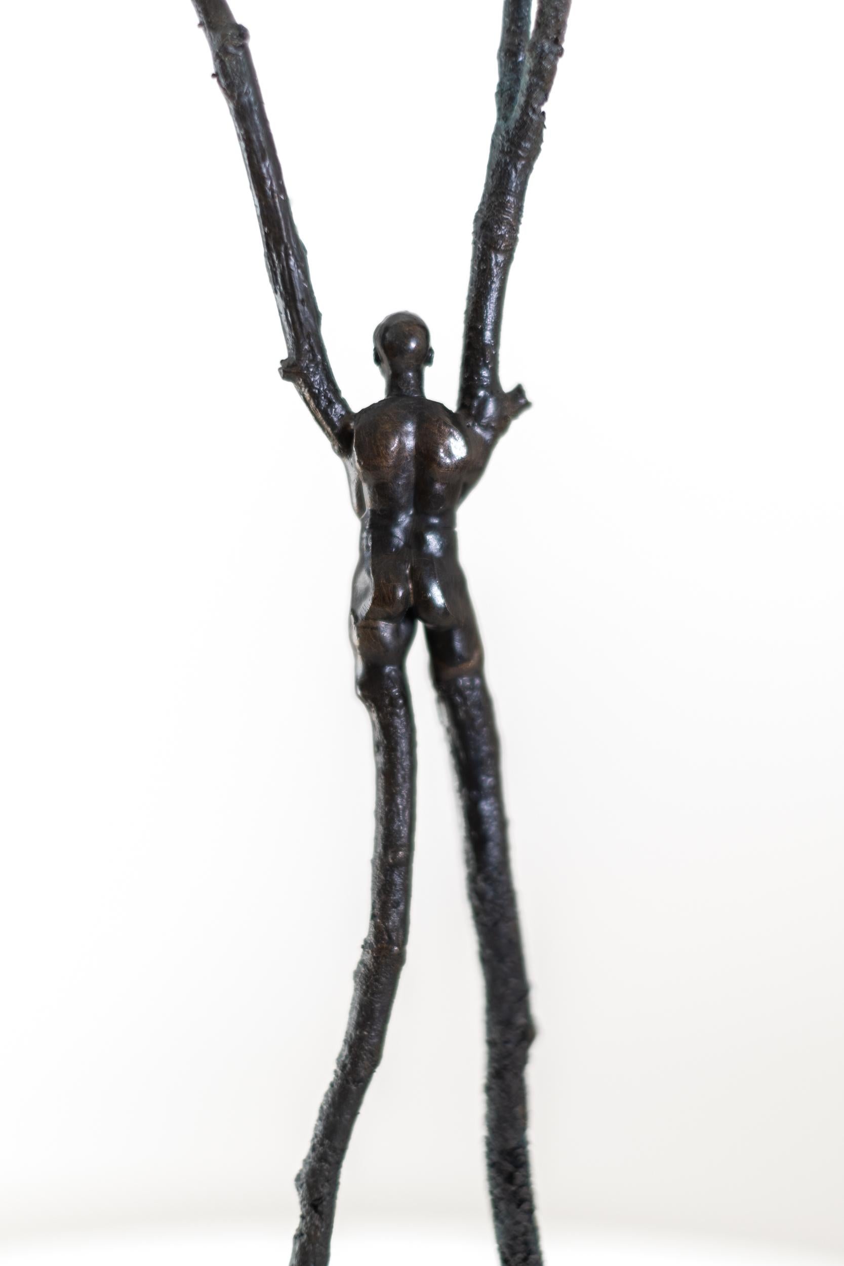 Assist - scultura da tavolo surrealista, astratta, maschile, figurativa, in bronzo in vendita 4