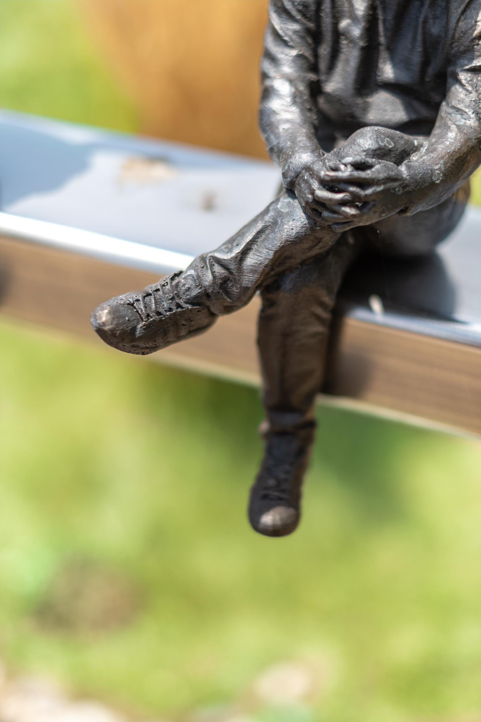 Conversation - surréaliste, contemporaine, figurative, bronze, sculpture d'extérieur en vente 6