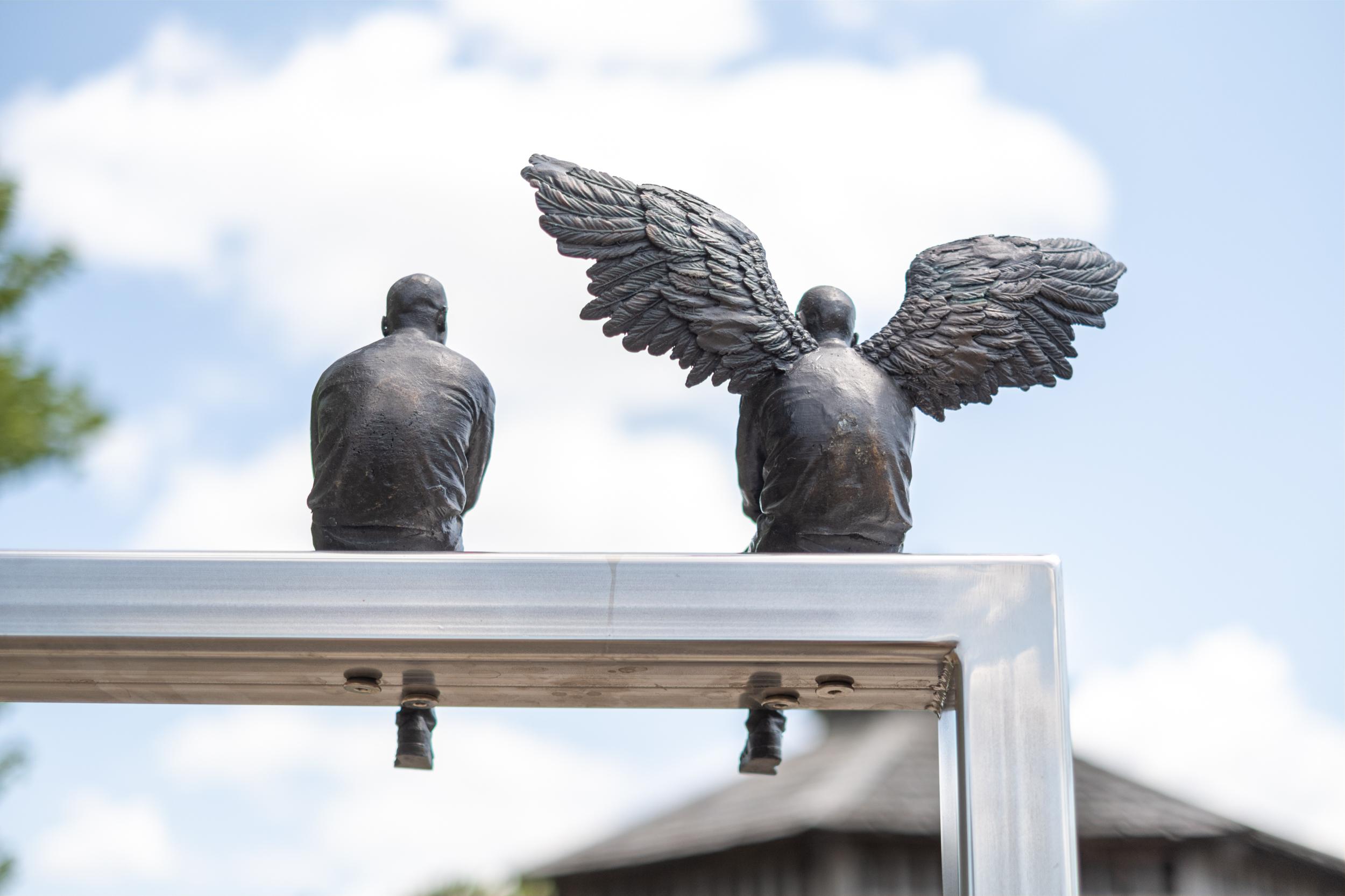 Conversation - surréaliste, contemporaine, figurative, bronze, sculpture d'extérieur - Or Figurative Sculpture par Roch Smith