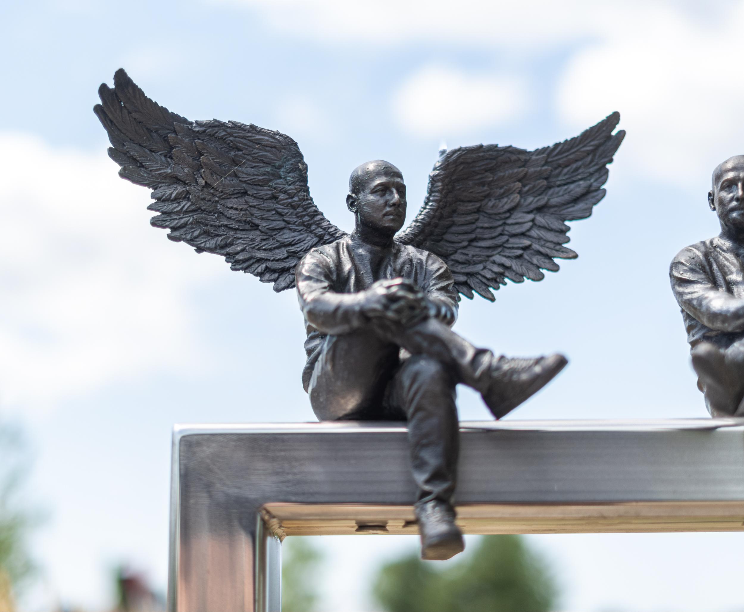 Conversation - surréaliste, contemporaine, figurative, bronze, sculpture d'extérieur en vente 1