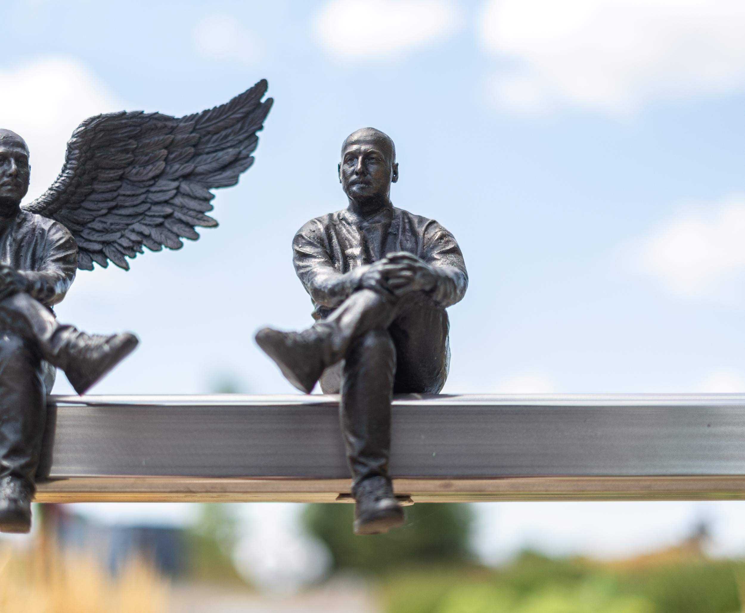 Conversation - surréaliste, contemporaine, figurative, bronze, sculpture d'extérieur en vente 2