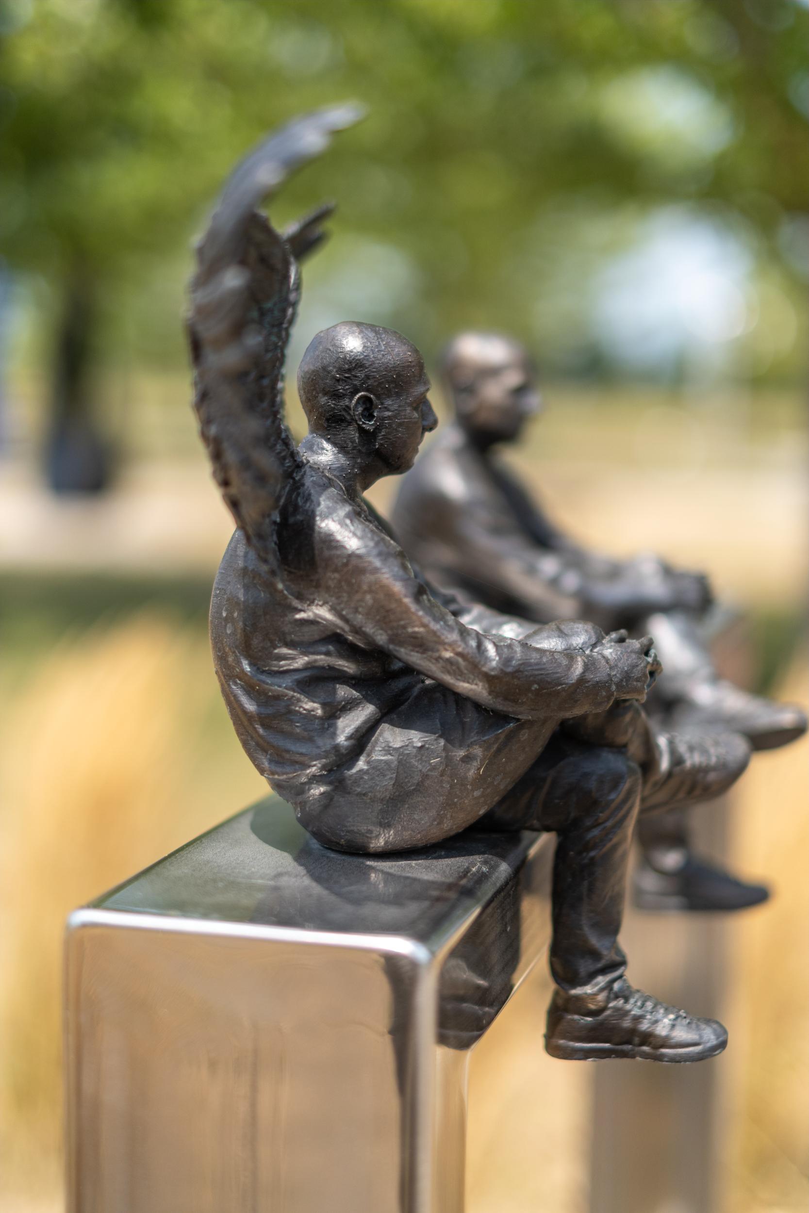 Conversation - surréaliste, contemporaine, figurative, bronze, sculpture d'extérieur en vente 3