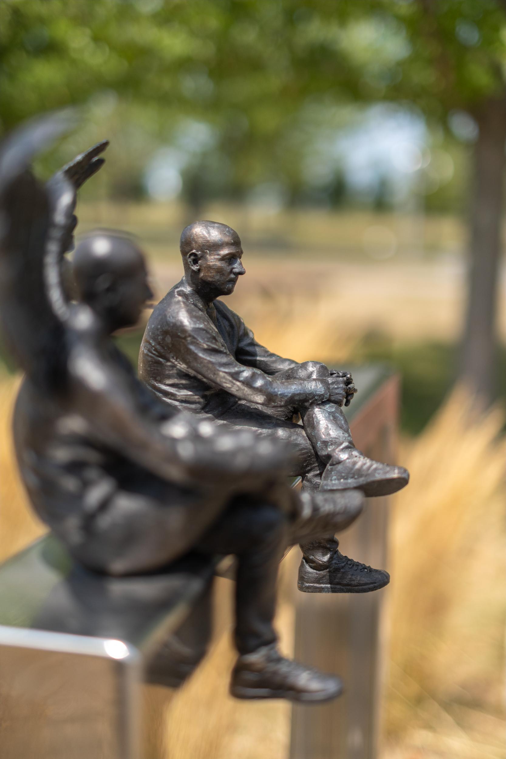 Conversation - surréaliste, contemporaine, figurative, bronze, sculpture d'extérieur en vente 4