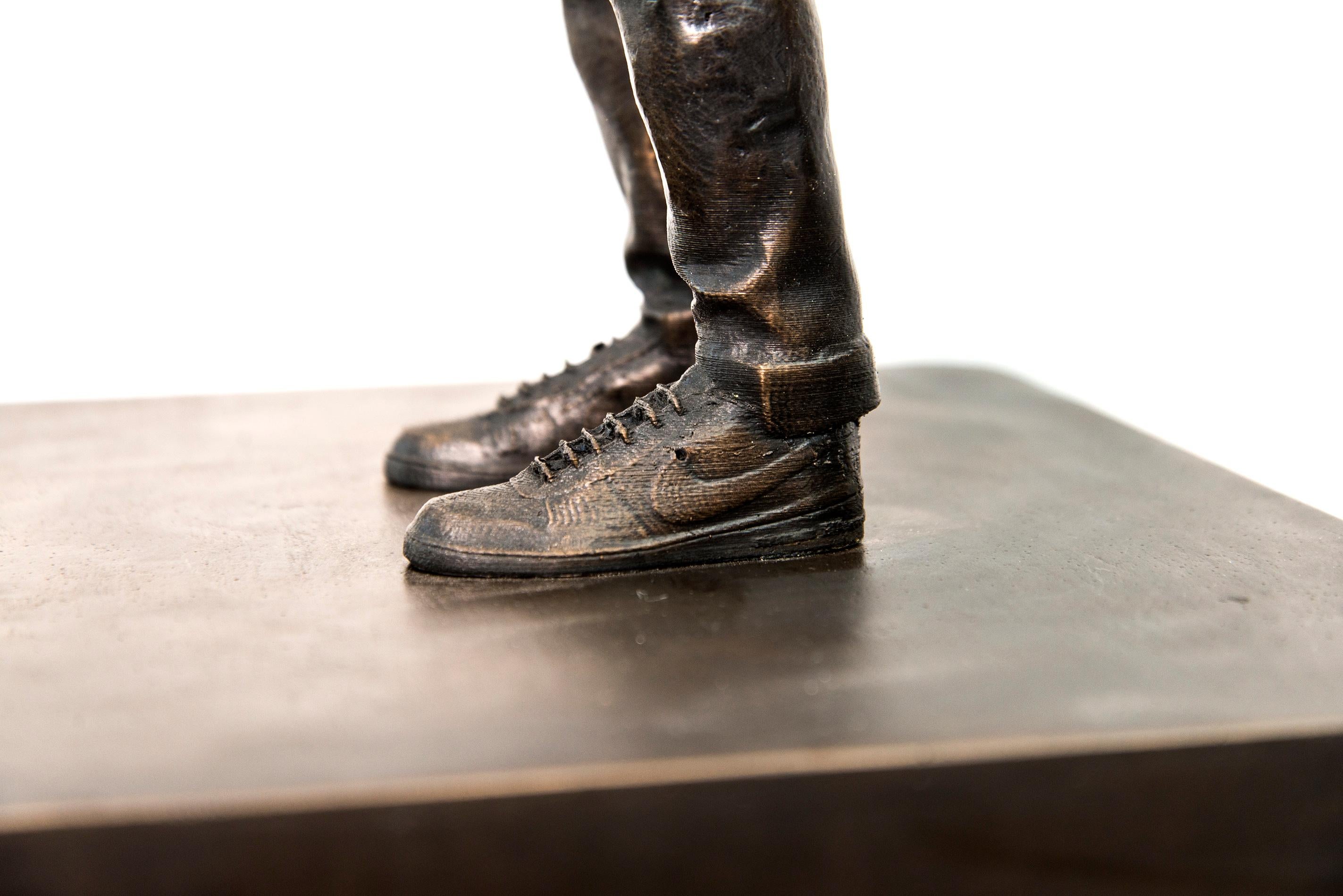 Daily Grind - scultura contemporanea, maschile, figurativa, in bronzo patinato in vendita 7