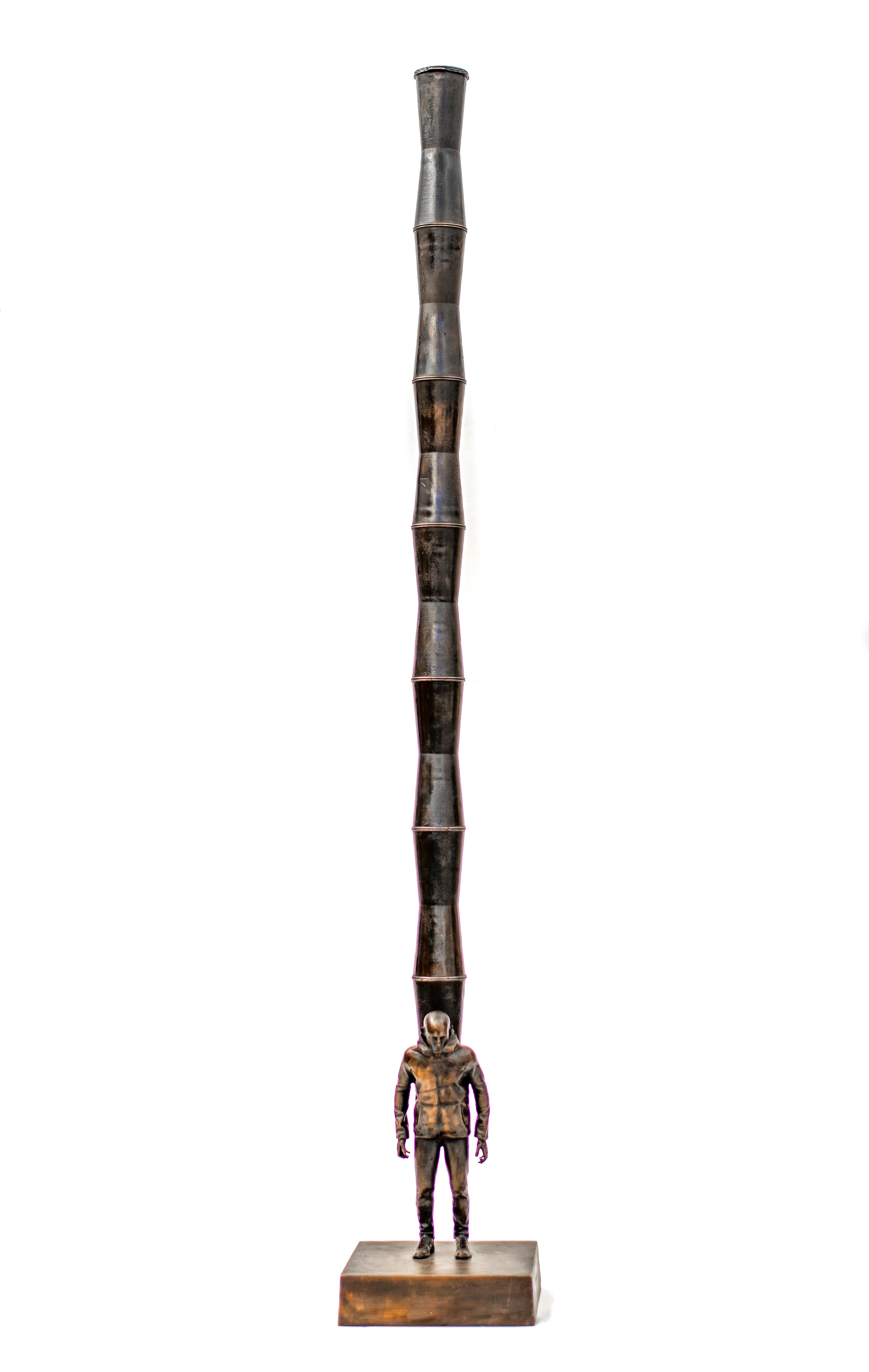 Questa scultura contemporanea, maschile, figurativa, in bronzo patinato, è stata creata dall'artista P Roch Smith. Una torre di tazze impilate faccia a faccia e da un capo all'altro crea una colonna formale splendidamente ondulata che ricorda la