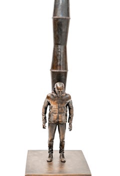 Daily Grind - Tassen aus patinierter Bronze, gestapelt auf einer männlichen Figur 