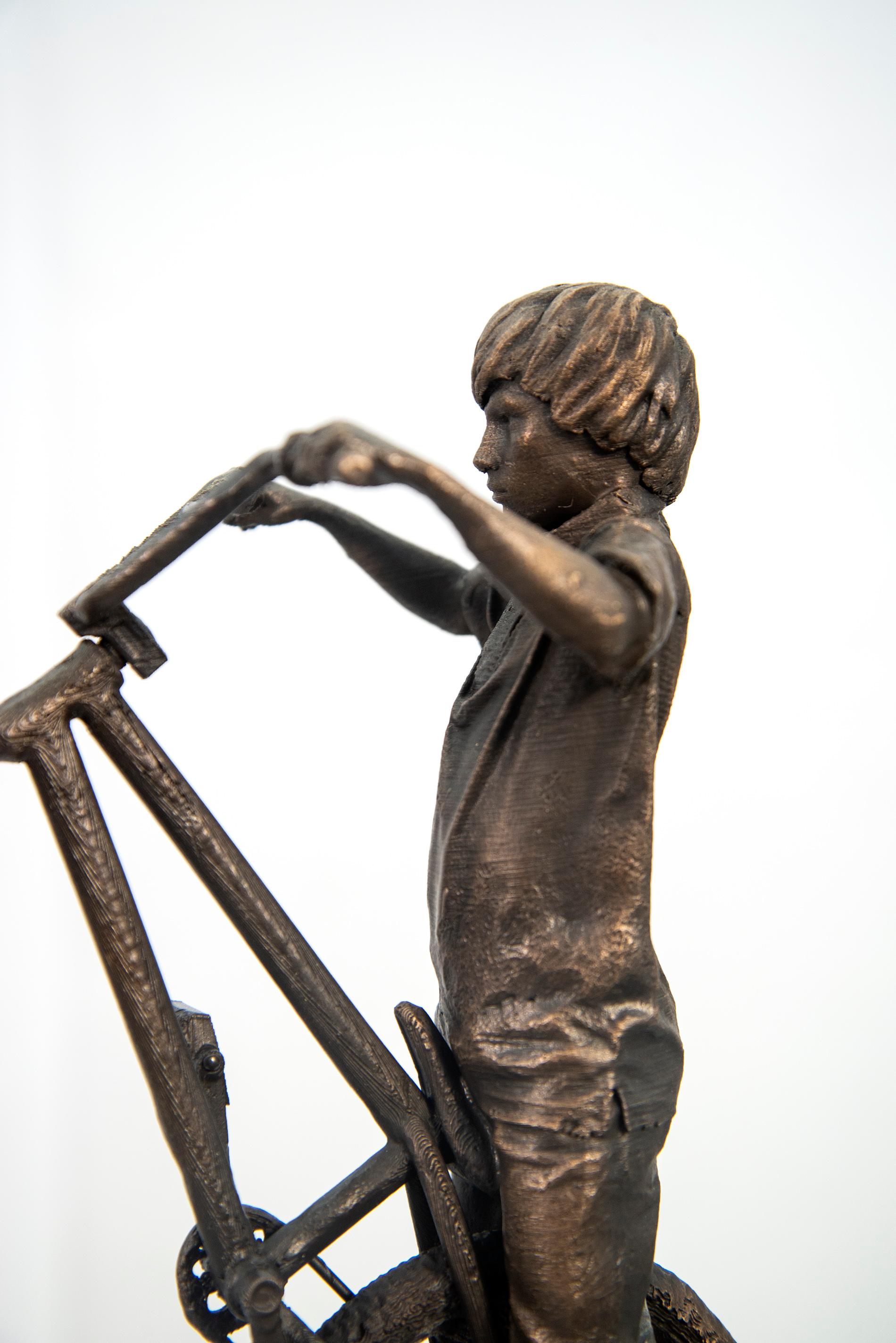 Downhill (Knight Ave) - escultura alta, narrativa, figurativa, masculina, de bronce en venta 8