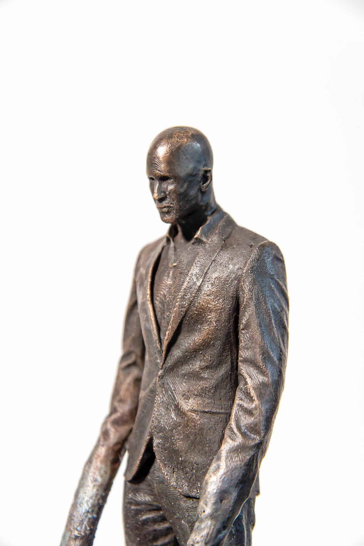 Dream Walker - scultura surrealista, astratta, figurativa, maschile, in bronzo - Figurative Sculpture Oro di Roch Smith