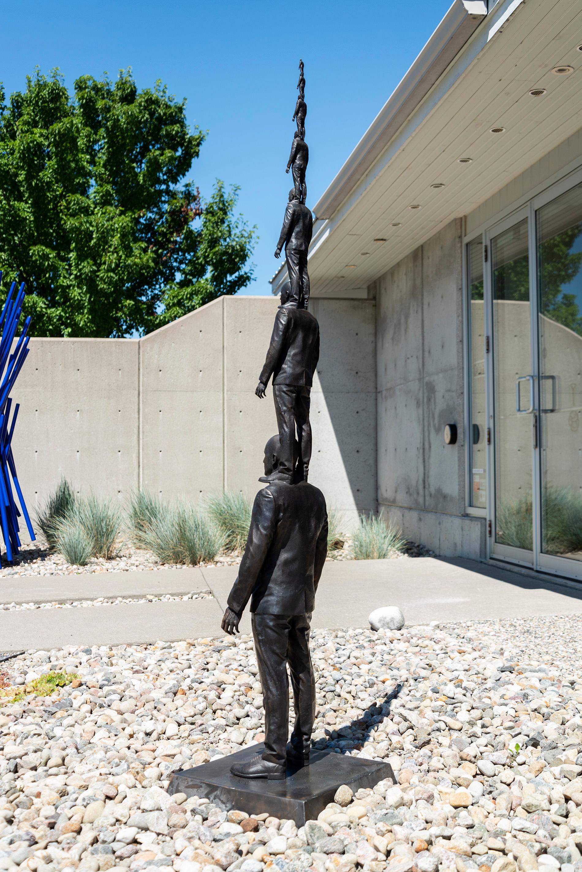 Evolución de una atalaya 4/4 - escultura surrealista, masculina, figurativa de bronce - Sculpture Contemporáneo de Roch Smith