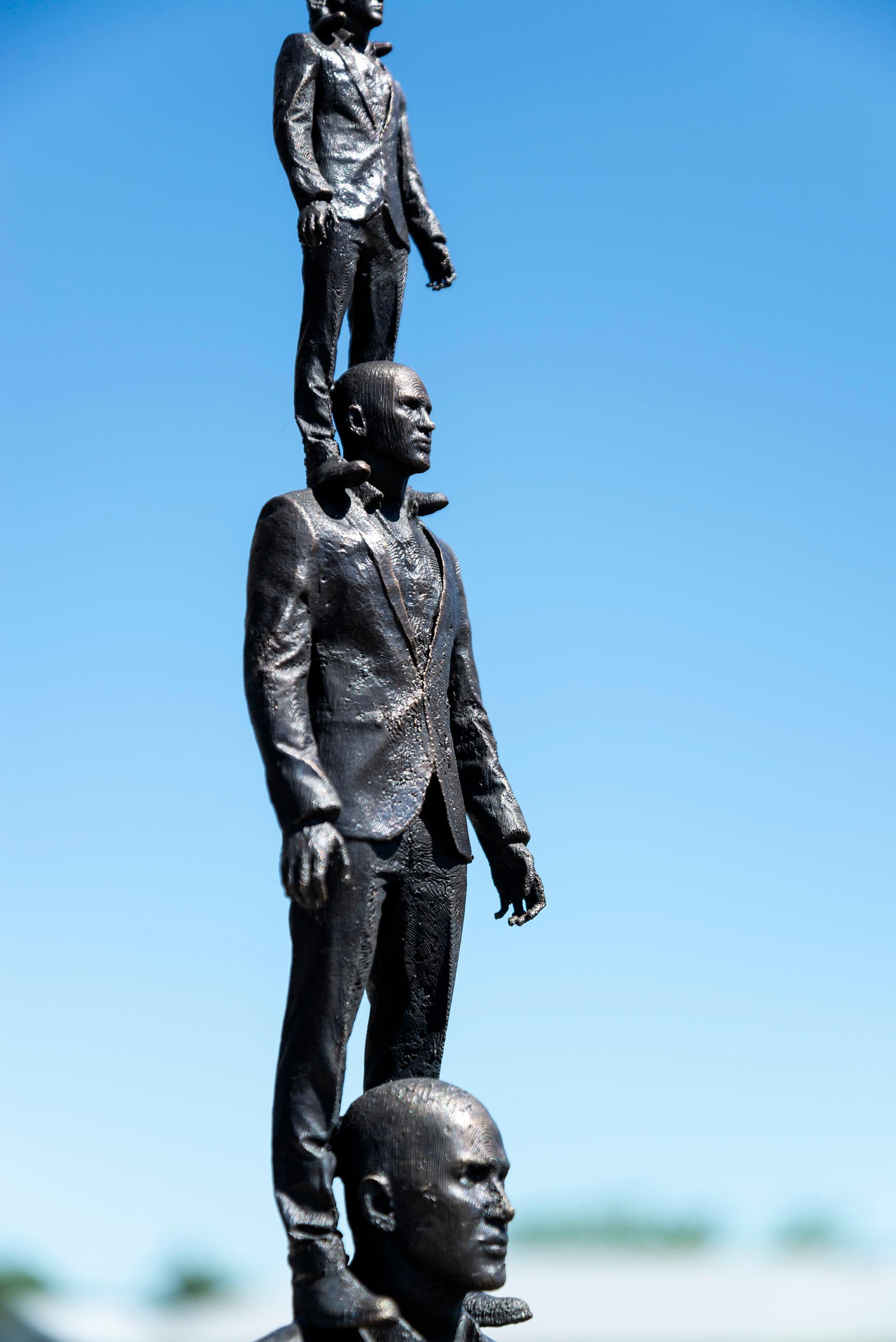 Evolución de una atalaya 4/4 - escultura surrealista, masculina, figurativa de bronce en venta 1