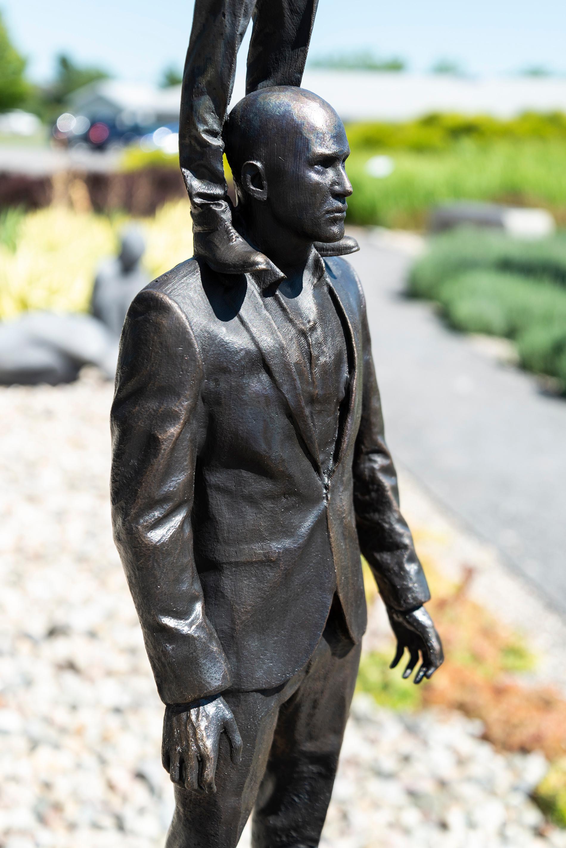 Evolución de una atalaya 4/4 - escultura surrealista, masculina, figurativa de bronce en venta 3