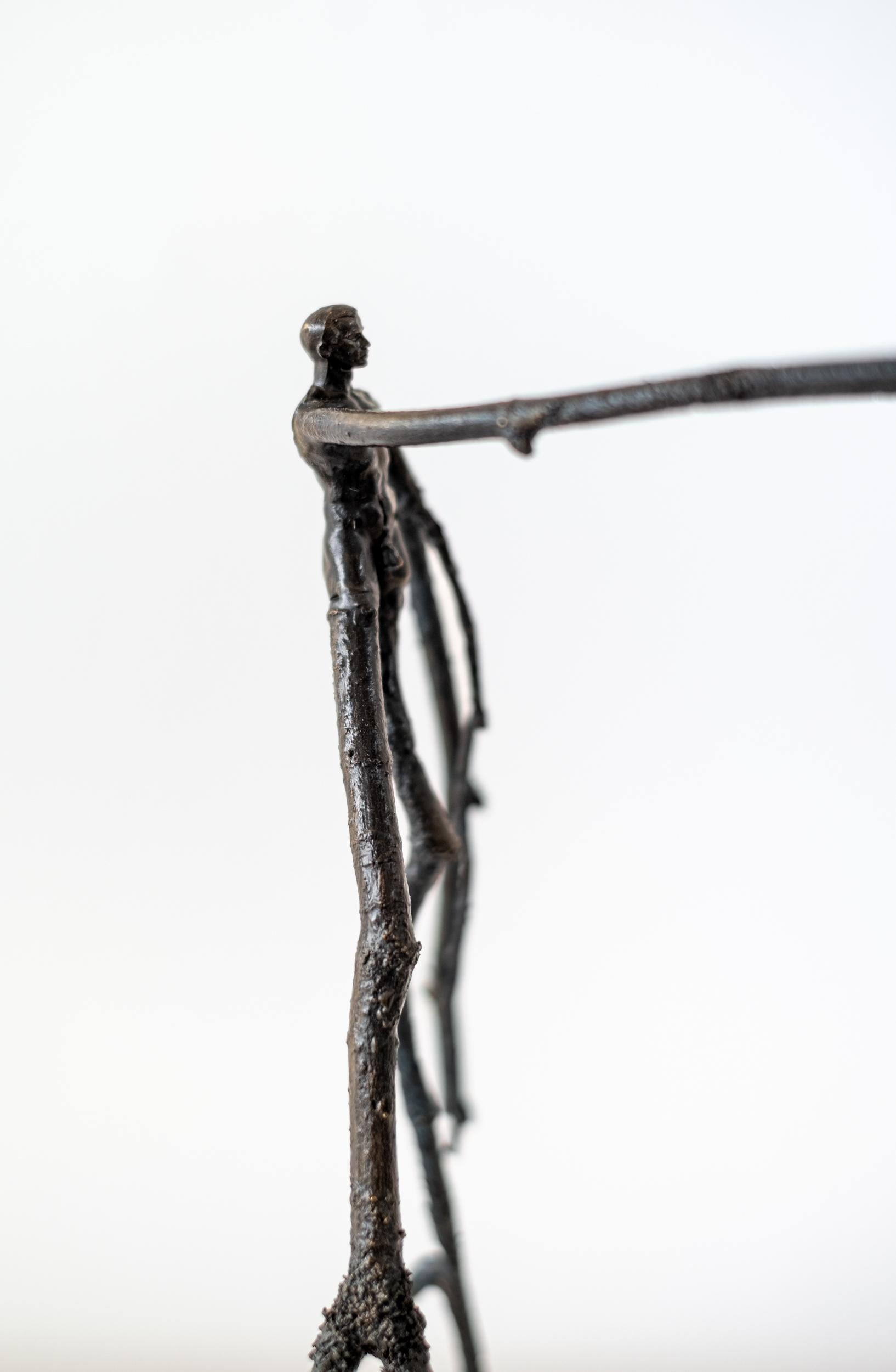 Esta escultura figurativa de bronce para interiores es obra del artista canadiense Roch Smith.

La imaginativa obra escultórica de Roch Smith a menudo adopta un enfoque lúdico de temas más serios. Aquí, Smith retoma una forma inspirada en la