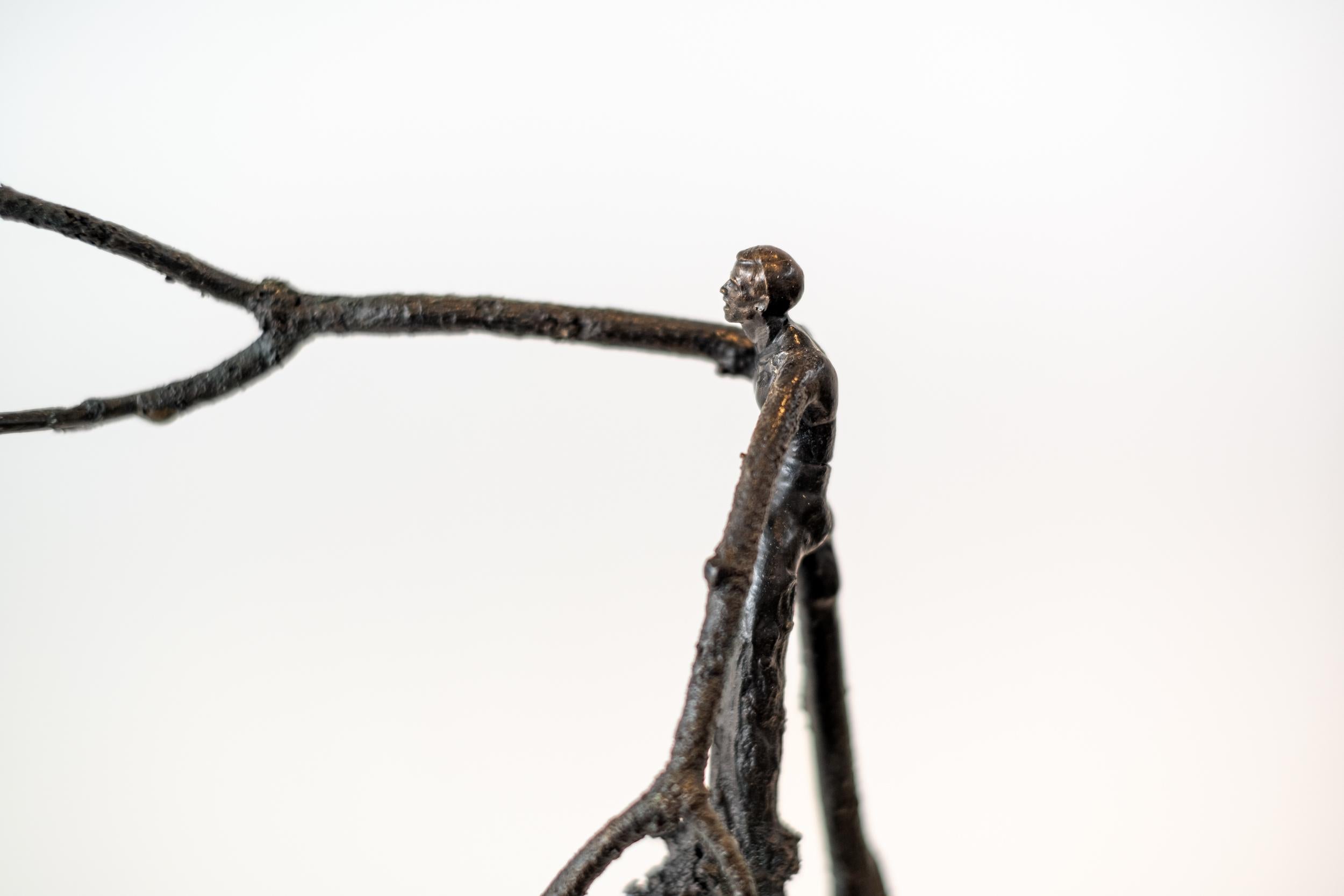 Saludo - escultura surrealista, abstracta, figurativa, masculina, bronce en venta 1