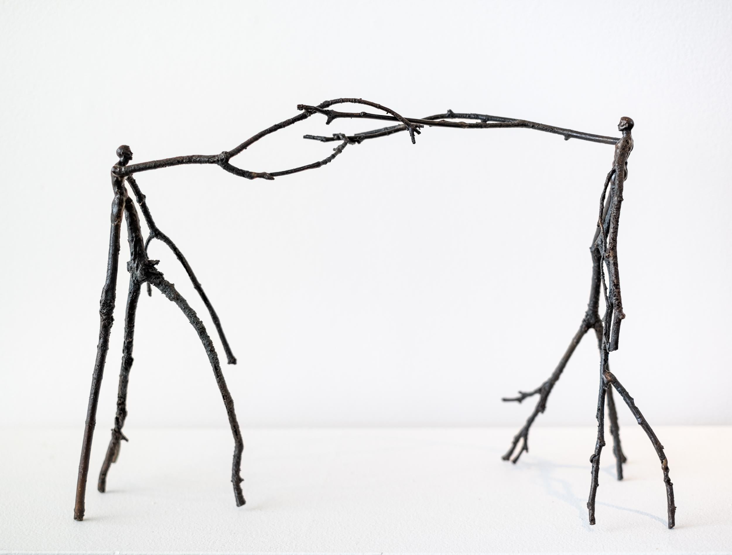 Saludo - escultura surrealista, abstracta, figurativa, masculina, bronce en venta 2