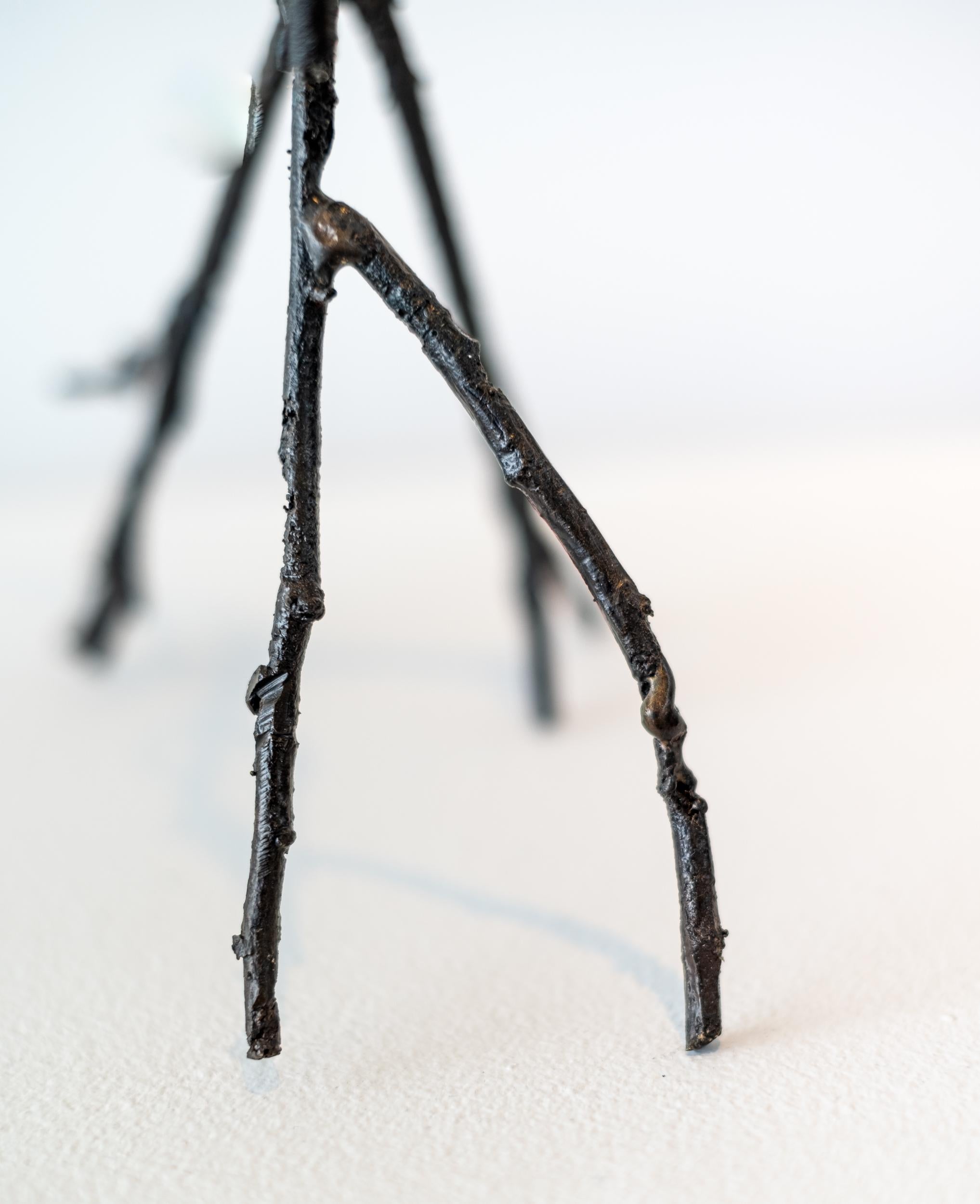 Saludo - escultura surrealista, abstracta, figurativa, masculina, bronce en venta 3
