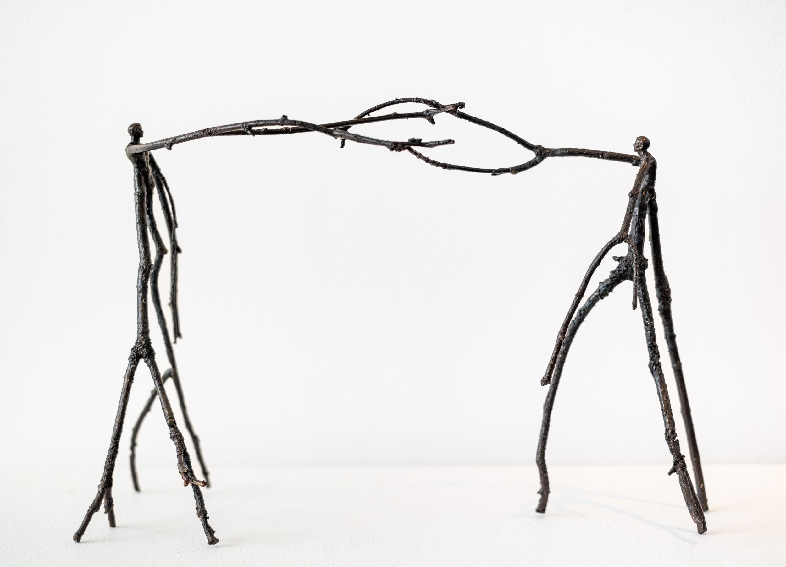 Saludo - escultura surrealista, abstracta, figurativa, masculina, bronce - Sculpture de Roch Smith