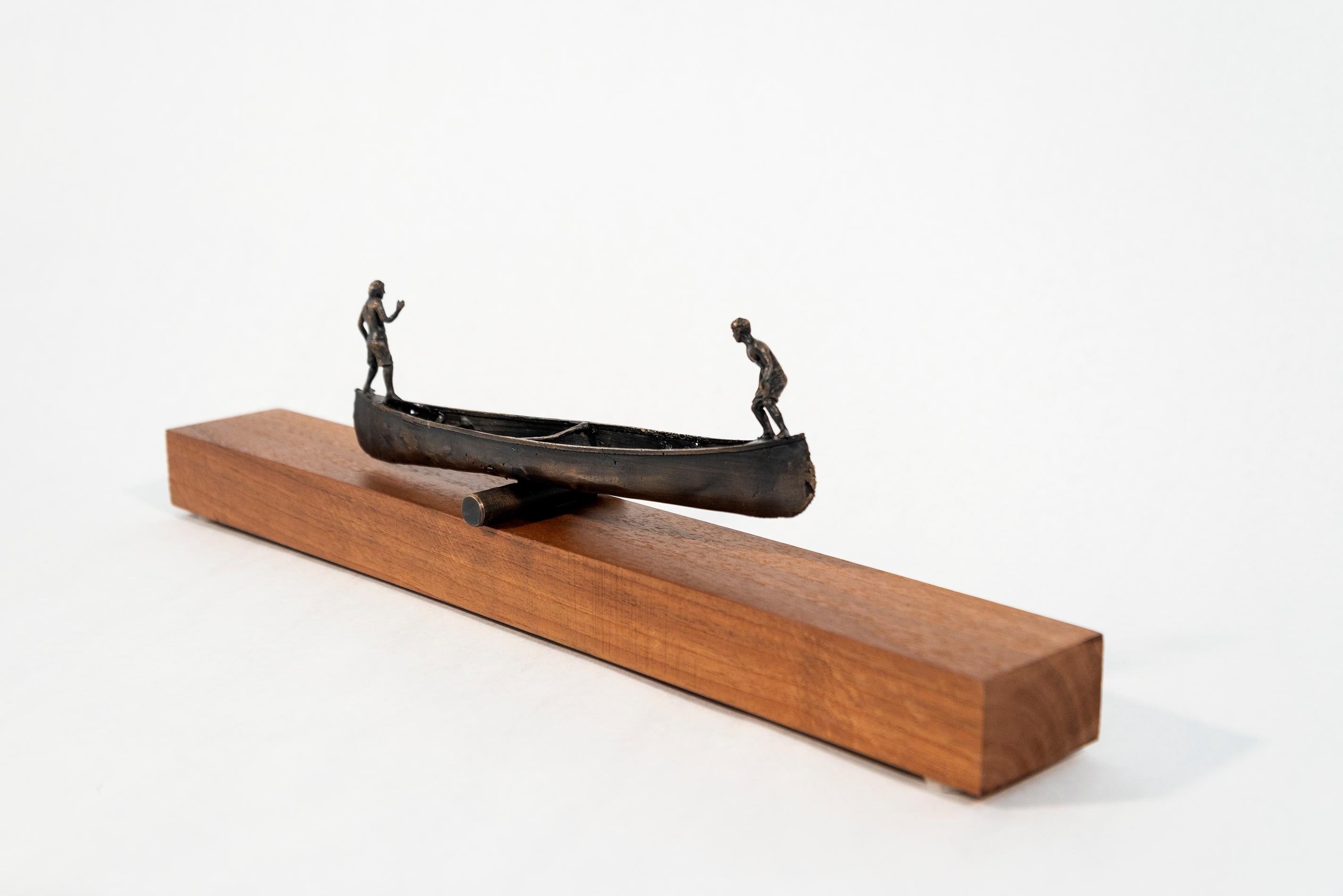 Esta escultura surrealista, en canoa, figurativa, de madera y bronce, fue creada por el artista canadiense Roch Smith.

Es un juego antiguo. Balanceo de la amura o 