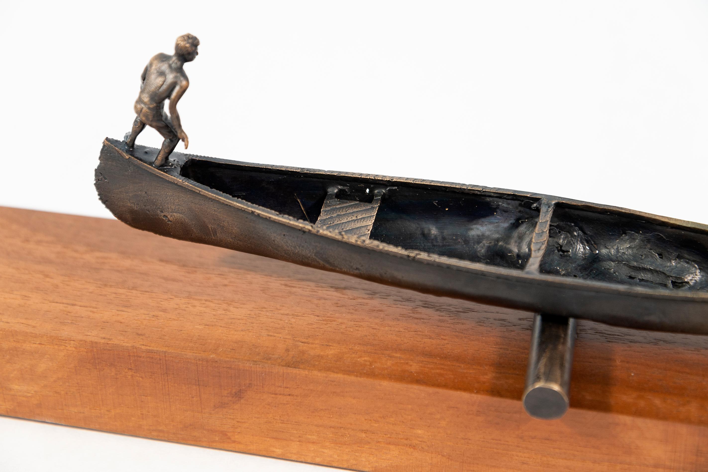 Gunnel Bobbing 1/3 - surrealista, canoa, figurativa, madera, bronce, escultura en venta 3