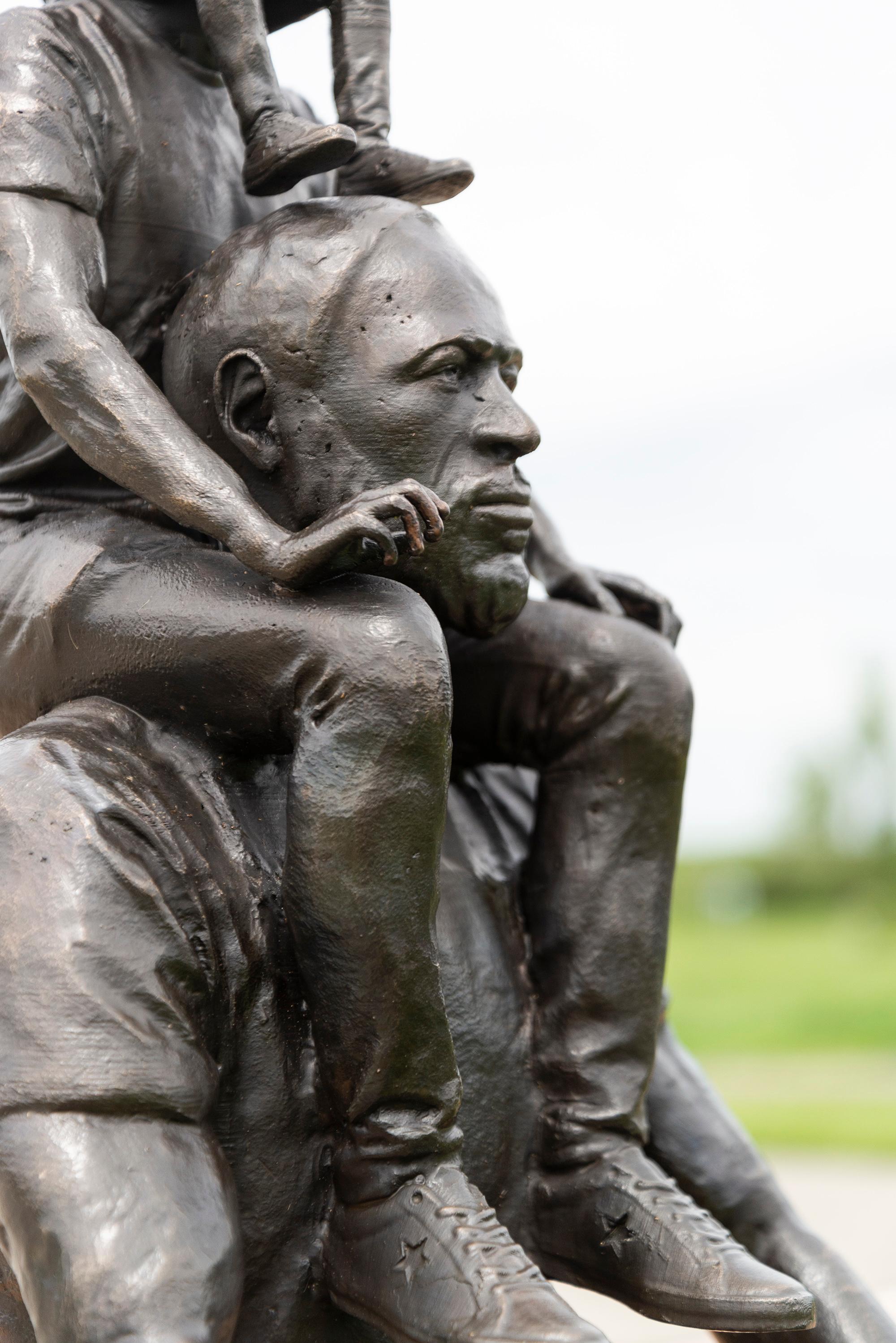 Questa scultura surrealista, maschile, figurativa, in bronzo, è opera di Roch Smith. Le coinvolgenti sculture contemporanee di Roch Smith sono progettate per essere giocose e provocatorie. Con questo pezzo, lo scultore canadese ha forgiato a mano in