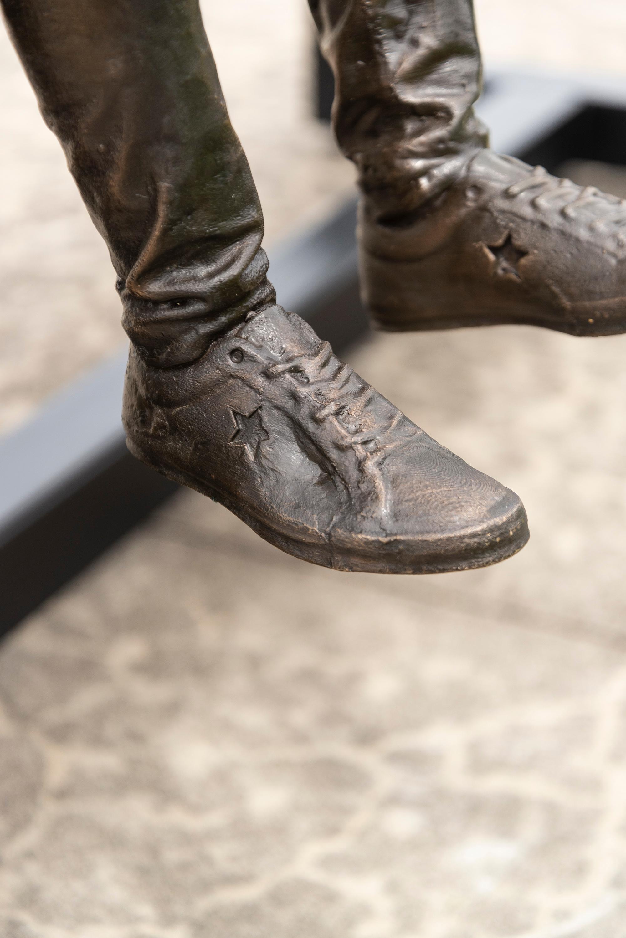 Kinship - surrealist, male, figurative, bronze outdoor furniture sculpture in vendita 1