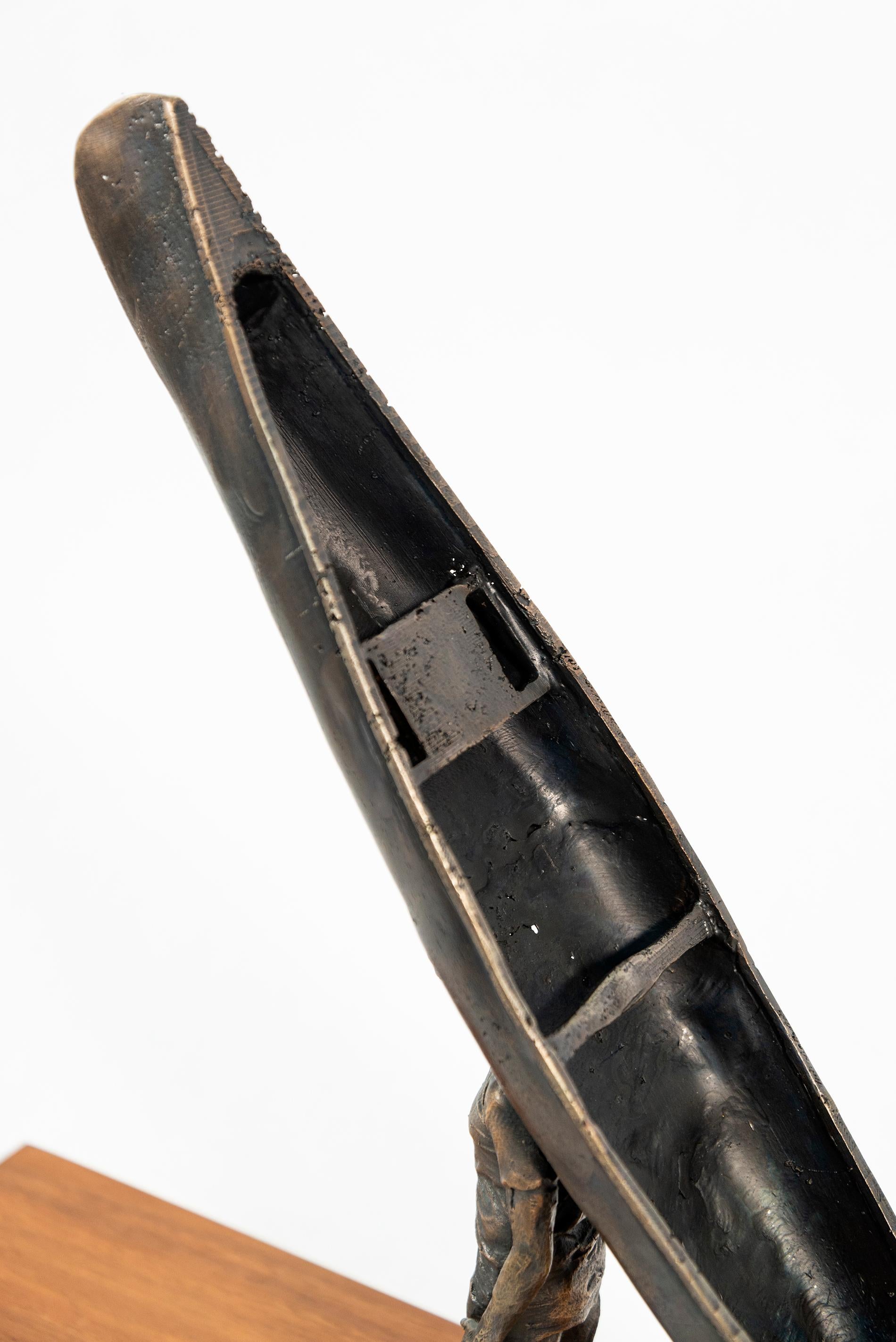Pausa 1/3 - pequeño, surrealista, canoa, masculino, figurativo, madera, bronce, escultura en venta 1