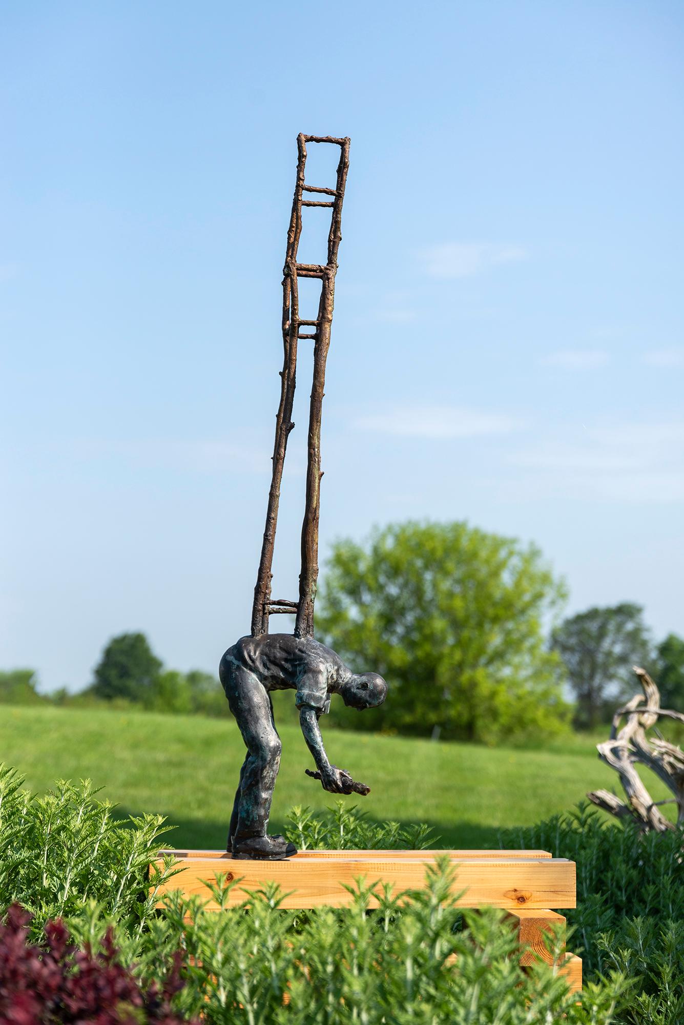 Diese zeitgenössische figurative Metallskulptur für den Außenbereich stammt von Roch Smith.

Der kanadische Künstler Roch Smith setzt sich in seiner verspielten und durchdachten Bildsprache oft auf fantasievolle Weise mit großen Lebensthemen