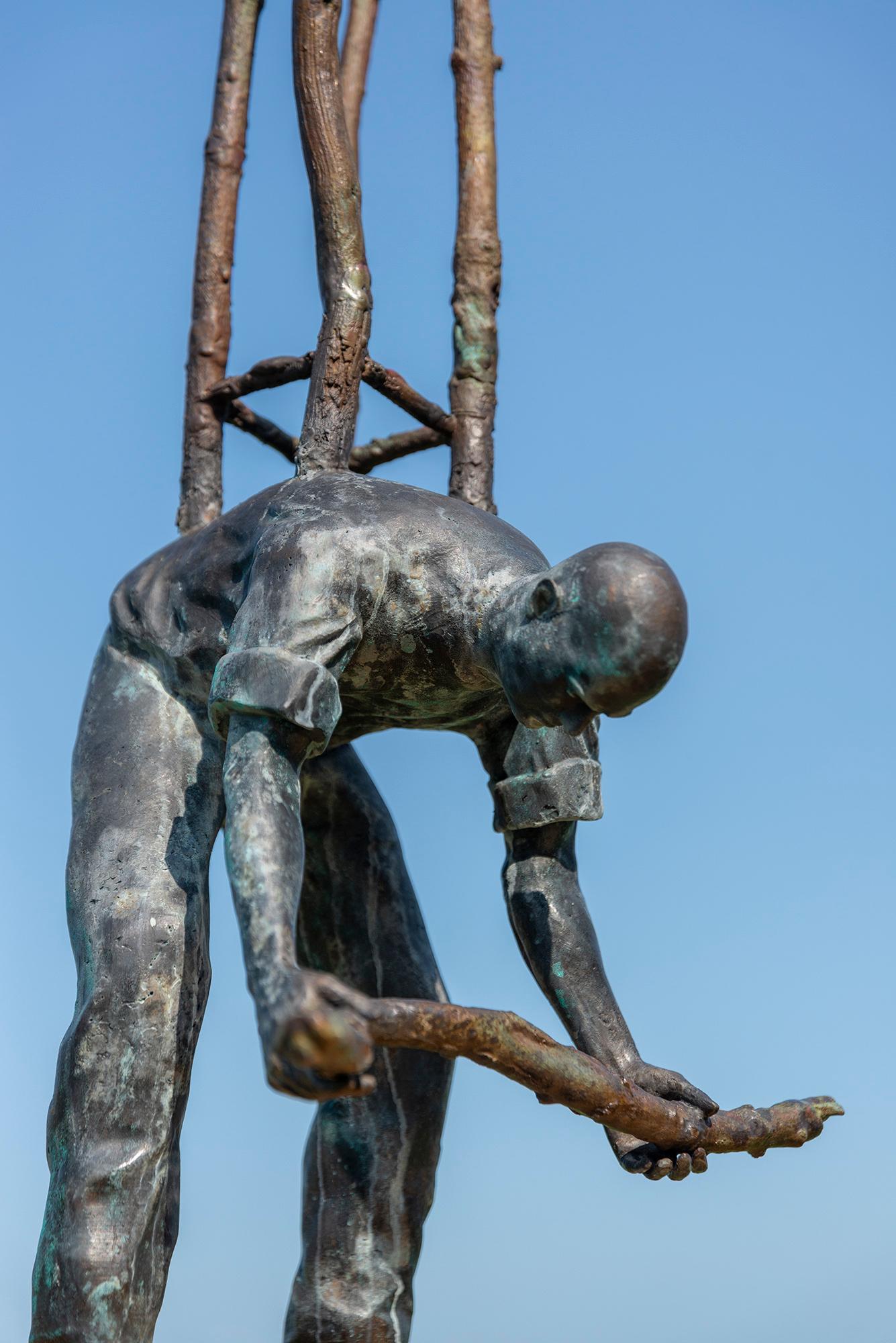 Shelter - surrealistisch, zeitgenössisch, figurativ, Bronze, Skulptur im Freien im Angebot 2