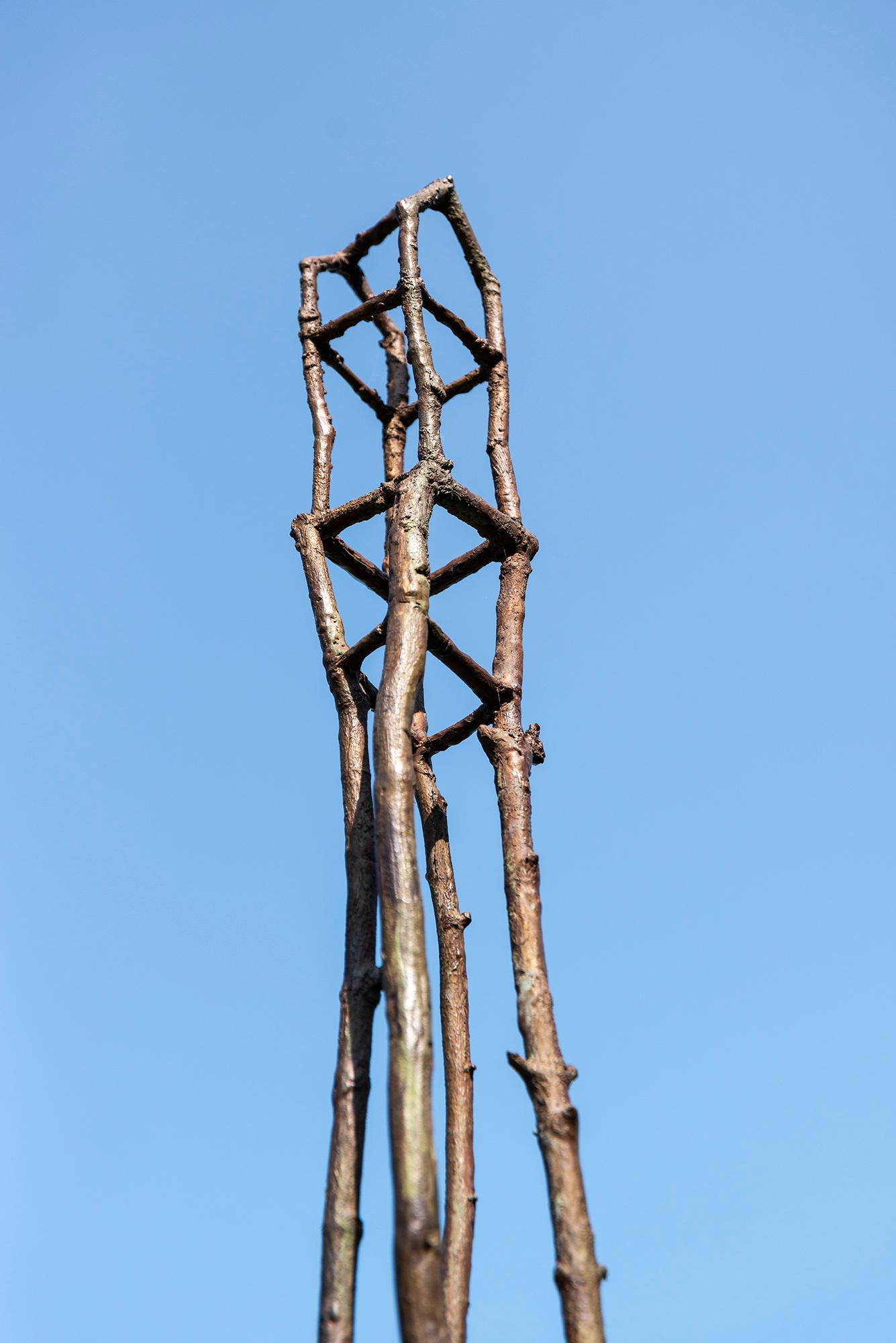 Shelter - surrealistisch, zeitgenössisch, figurativ, Bronze, Skulptur im Freien im Angebot 3