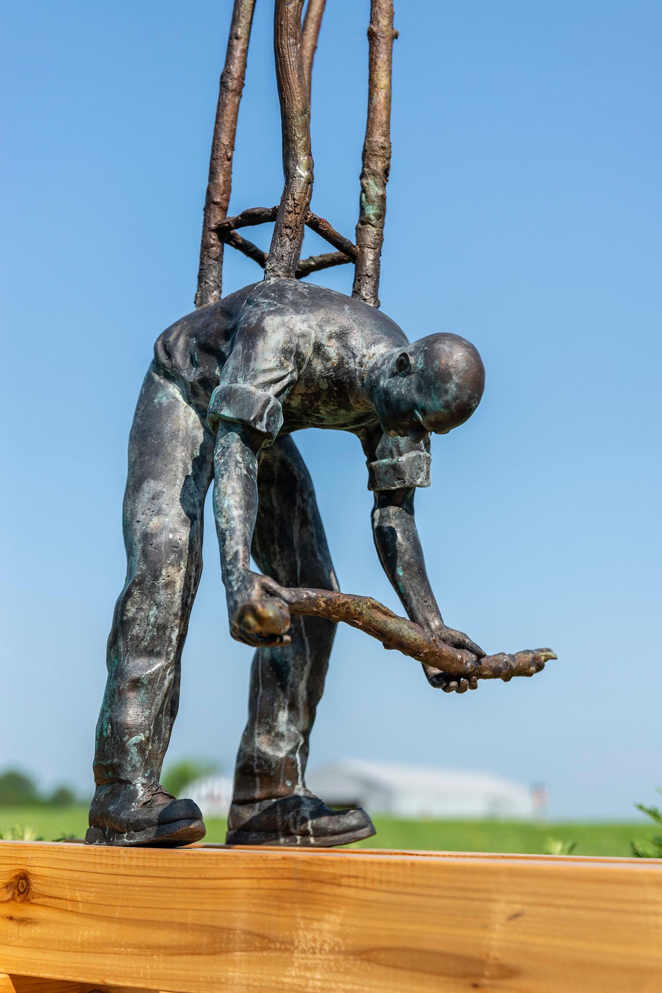 Shelter - surrealistisch, zeitgenössisch, figurativ, Bronze, Skulptur im Freien im Angebot 4
