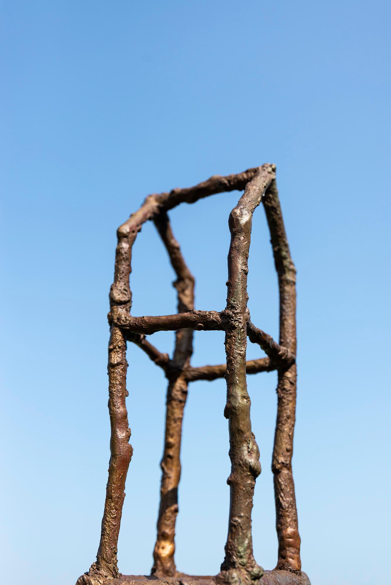 Shelter - surrealistisch, zeitgenössisch, figurativ, Bronze, Skulptur im Freien im Angebot 5