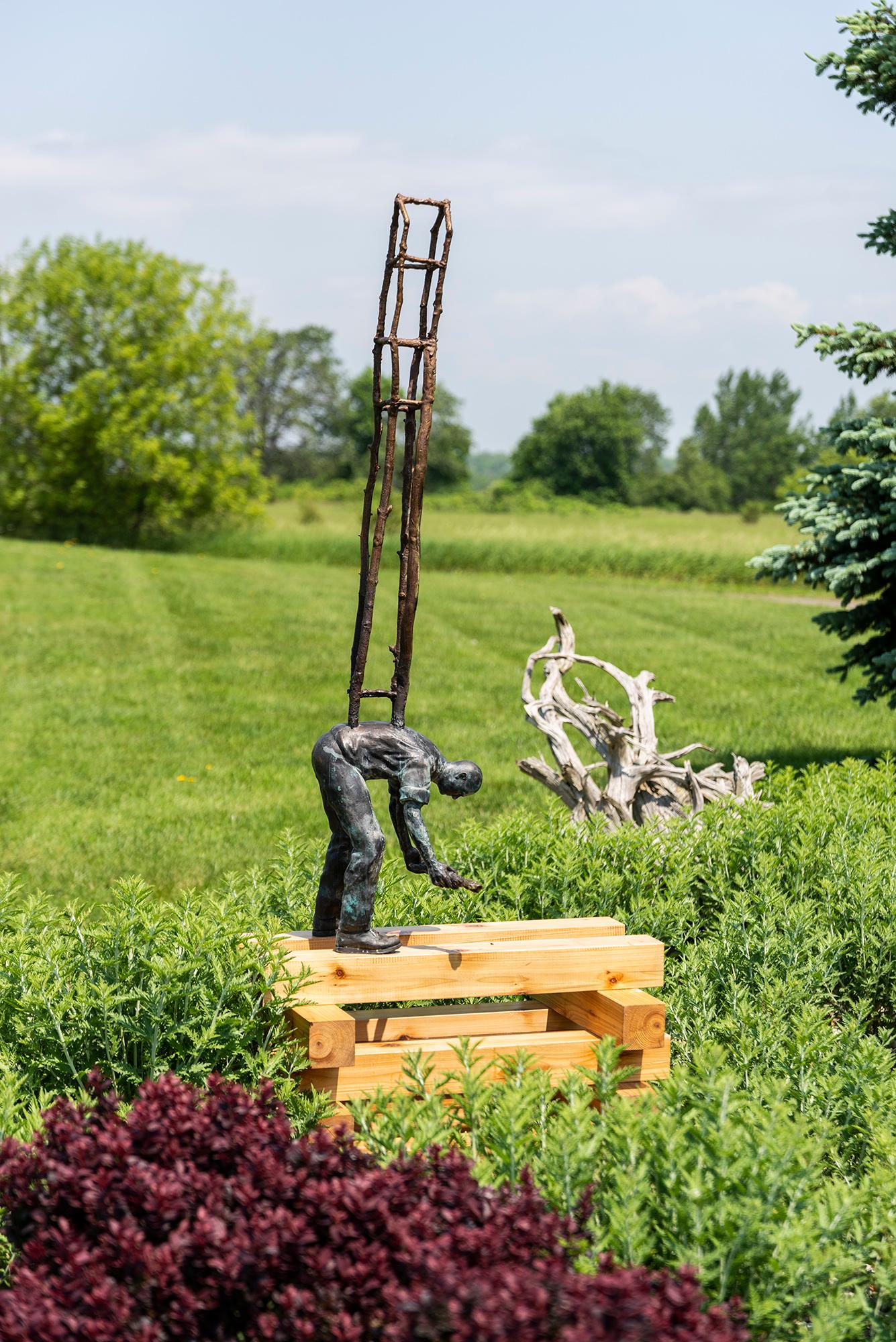 Shelter - surrealistisch, zeitgenössisch, figurativ, Bronze, Skulptur im Freien im Angebot 6