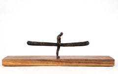 Wood 1/3 - petit, surréaliste, canoë, homme, figuratif, bois, bronze, sculpture