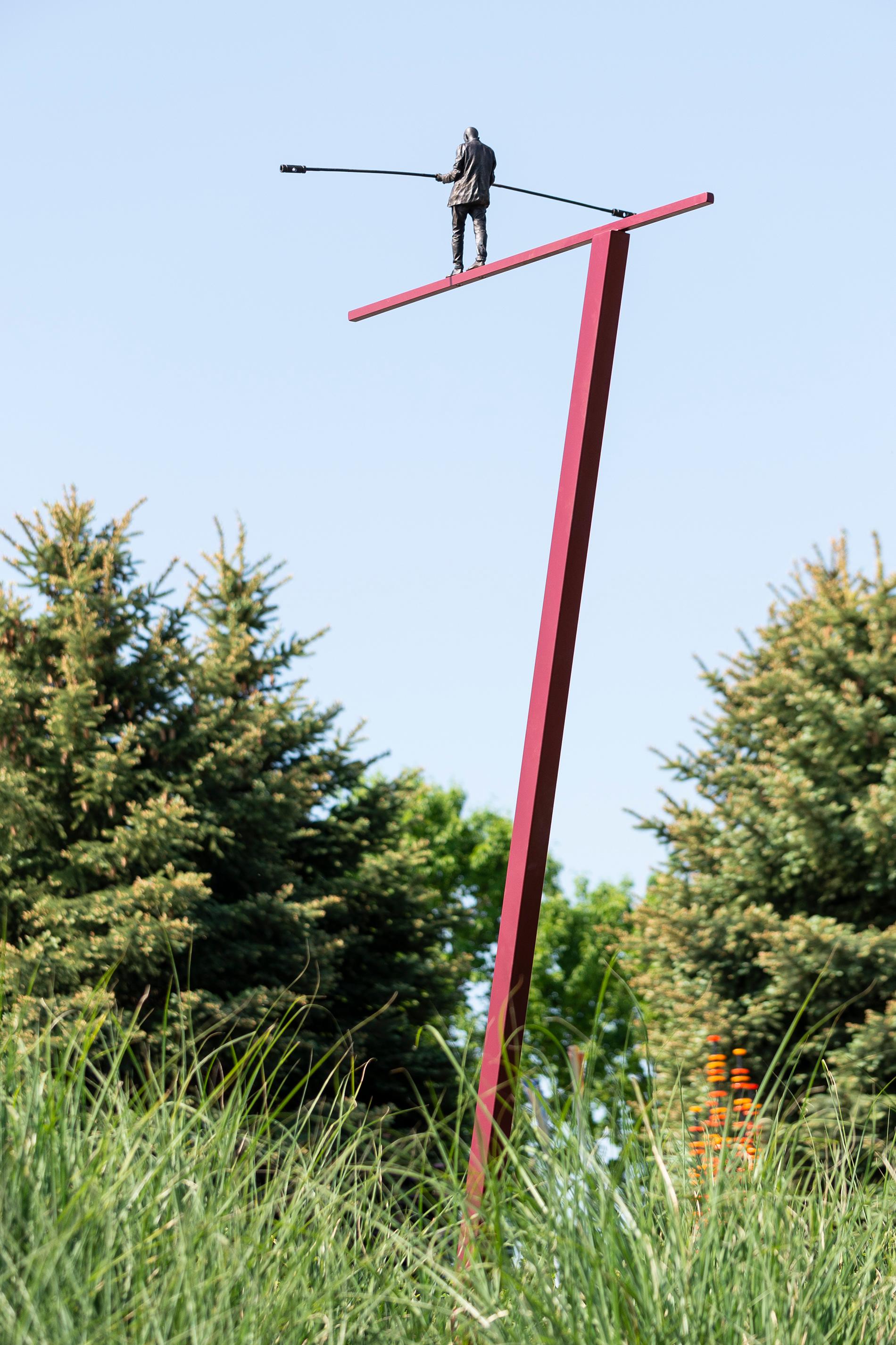 Le contour de l'équilibre - haut, figuratif, bronze, acier, sculpture d'extérieur en vente 7