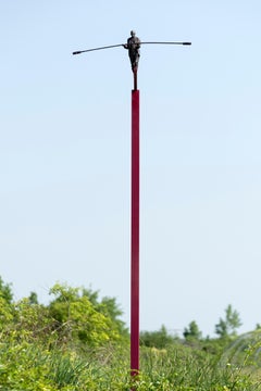 The Contour of Balance – hohe, figurative Skulptur, Bronze, Stahl, Außenskulptur