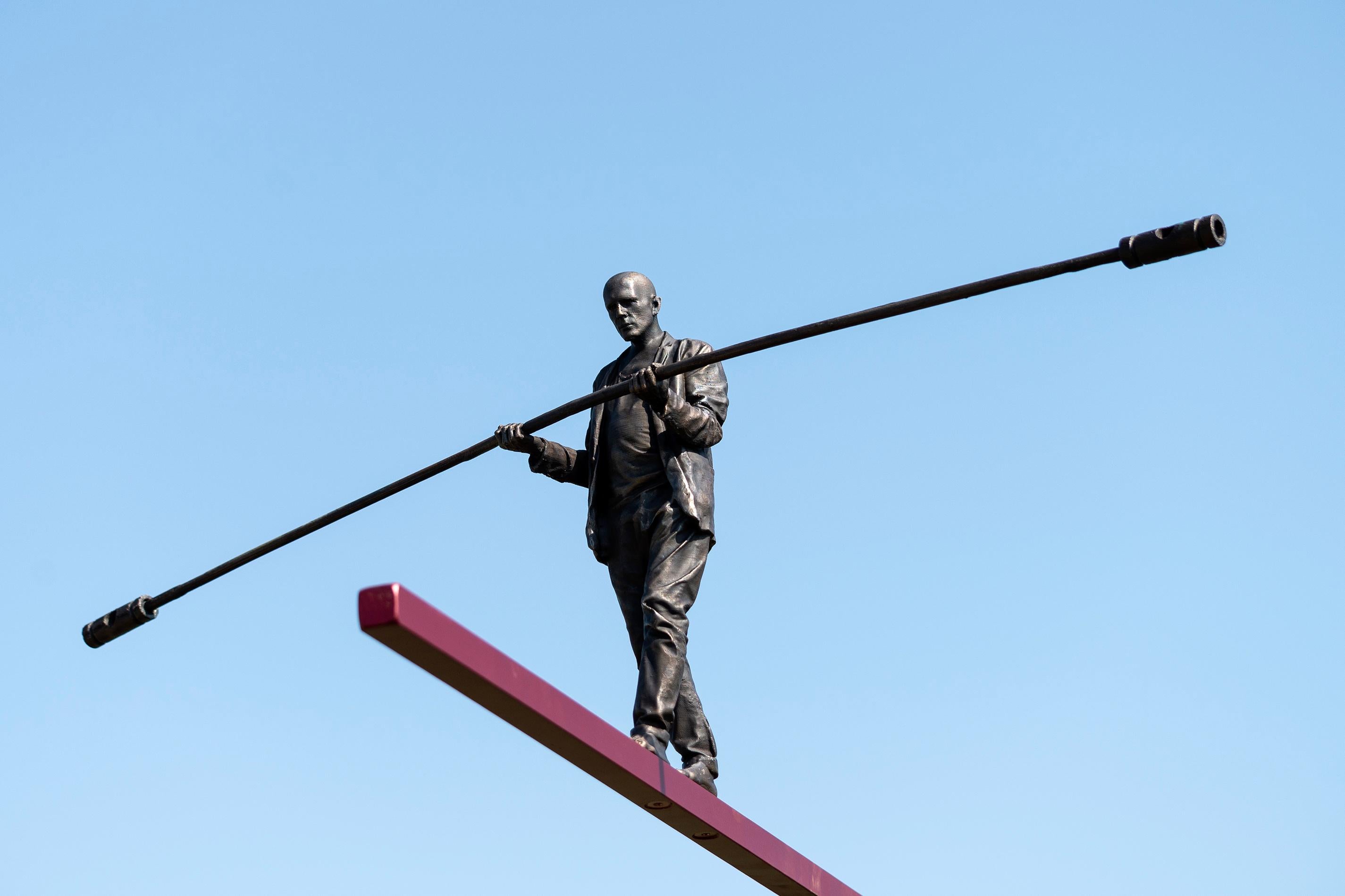 The Contour of Balance – hohe, figurative Skulptur, Bronze, Stahl, Außenskulptur im Angebot 4