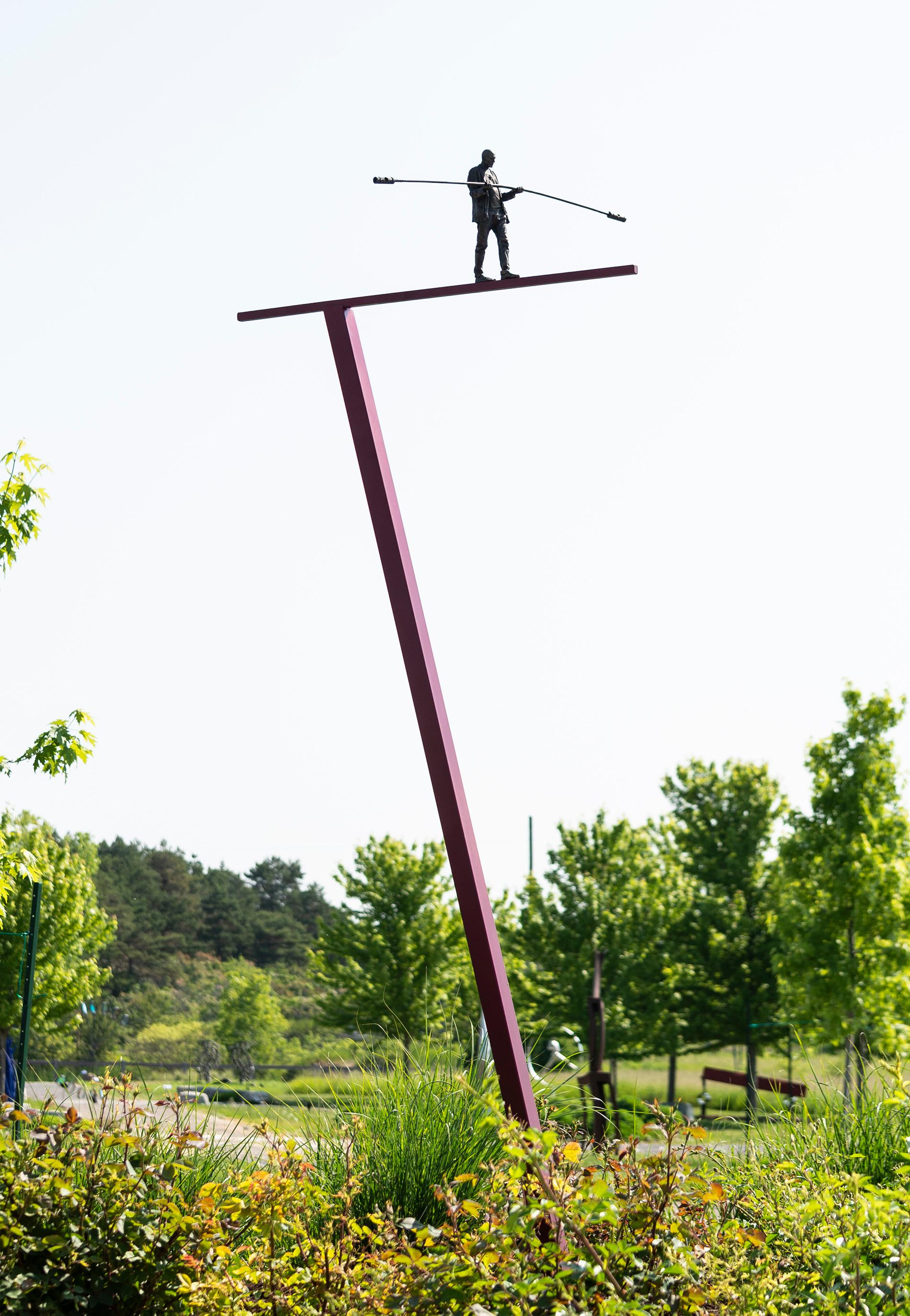 Le contour de l'équilibre - haut, figuratif, bronze, acier, sculpture d'extérieur en vente 6