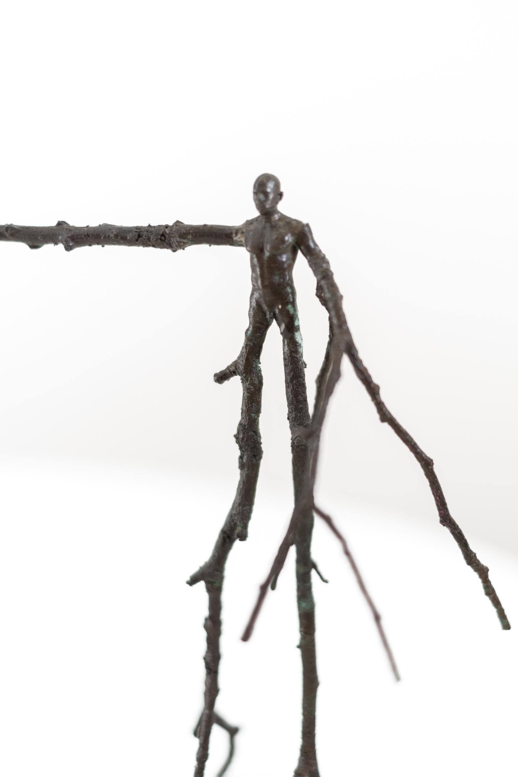 Apuntalamiento caprichoso - escultura surrealista, abstracta, figurativa masculina, bronce en venta 1