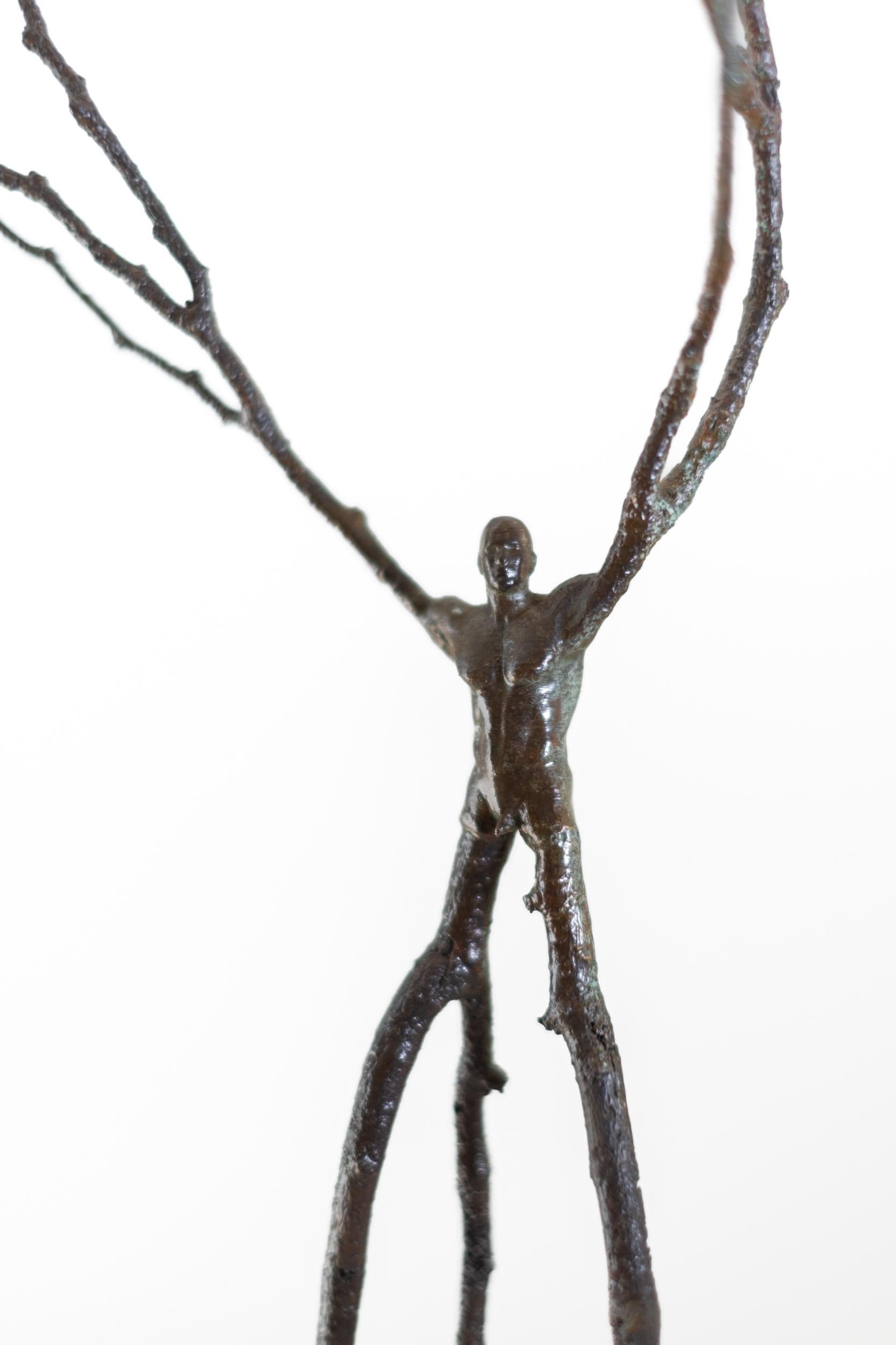 Apuntalamiento caprichoso - escultura surrealista, abstracta, figurativa masculina, bronce en venta 3